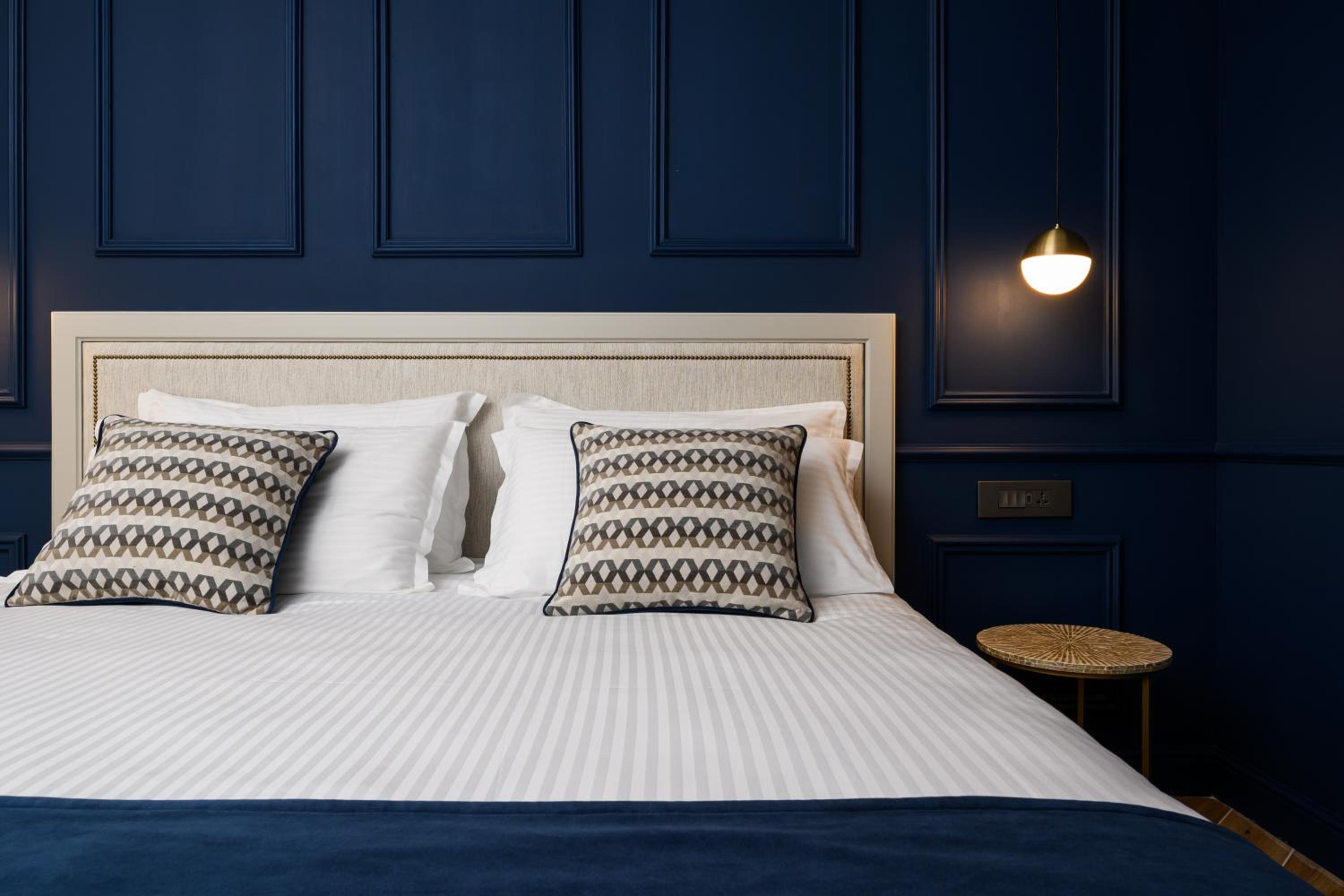 Deluxe King Room - Photo 9