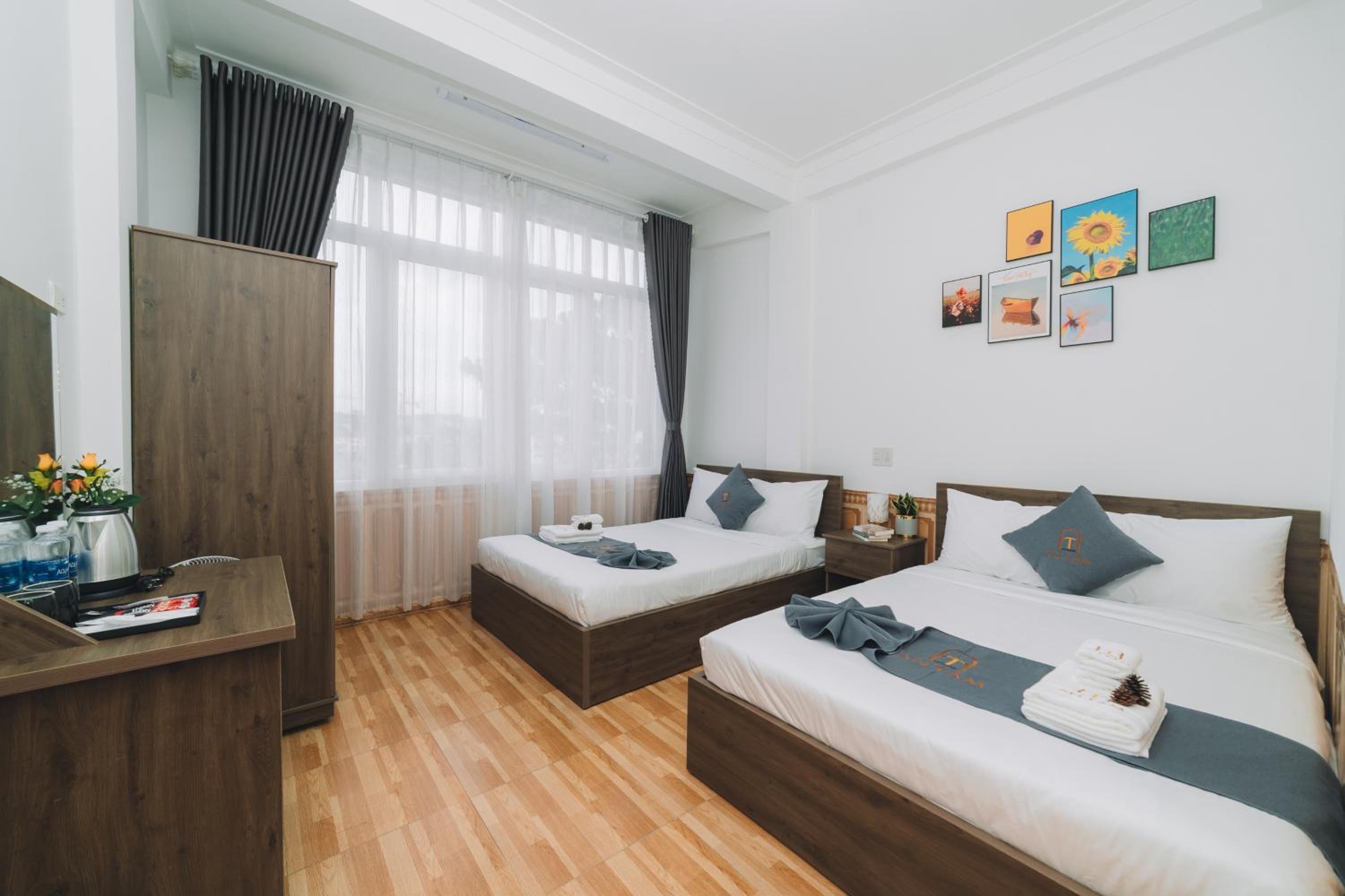 Superior Family Room - Photo 1