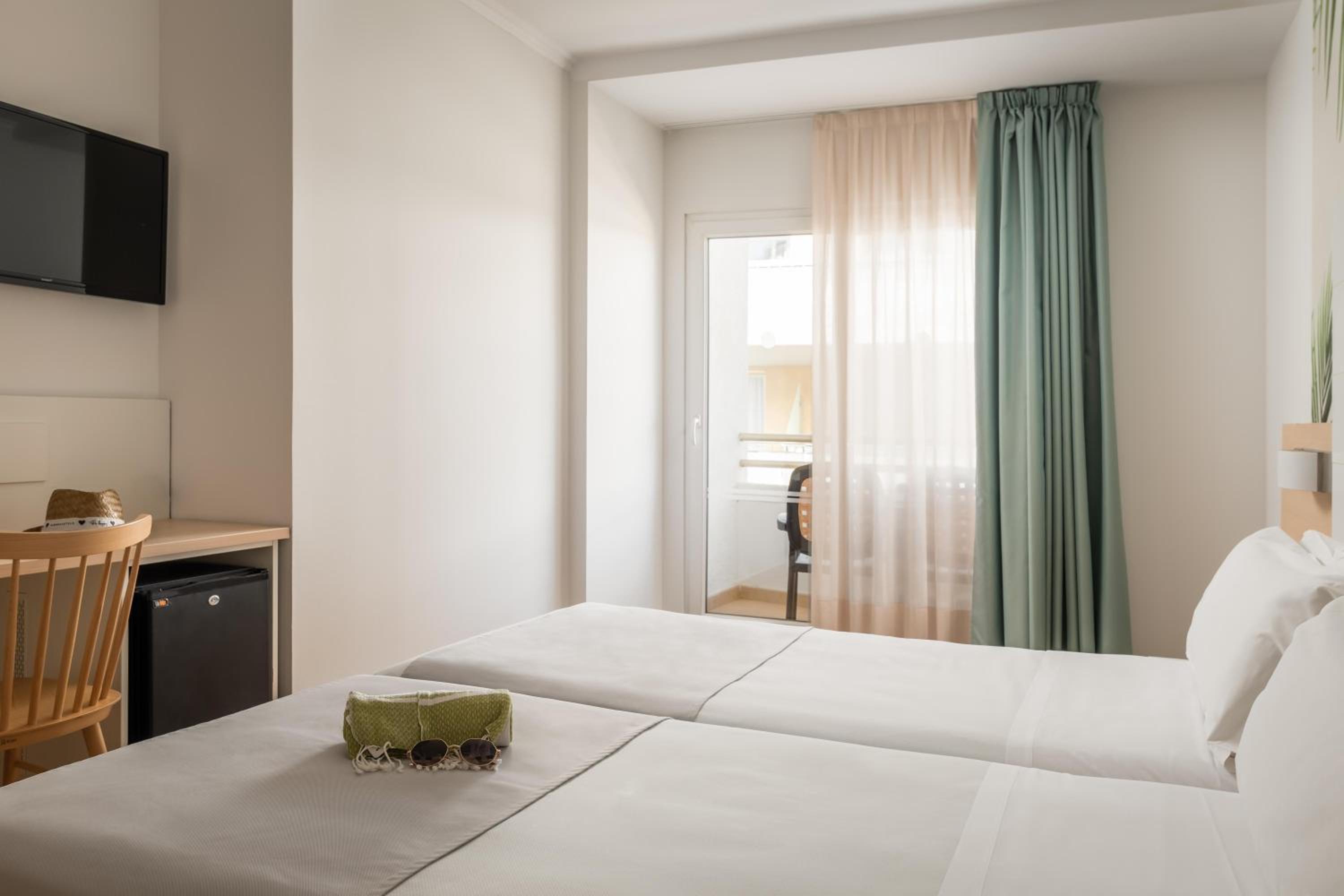 Double/Twin room balcony - Photo 1