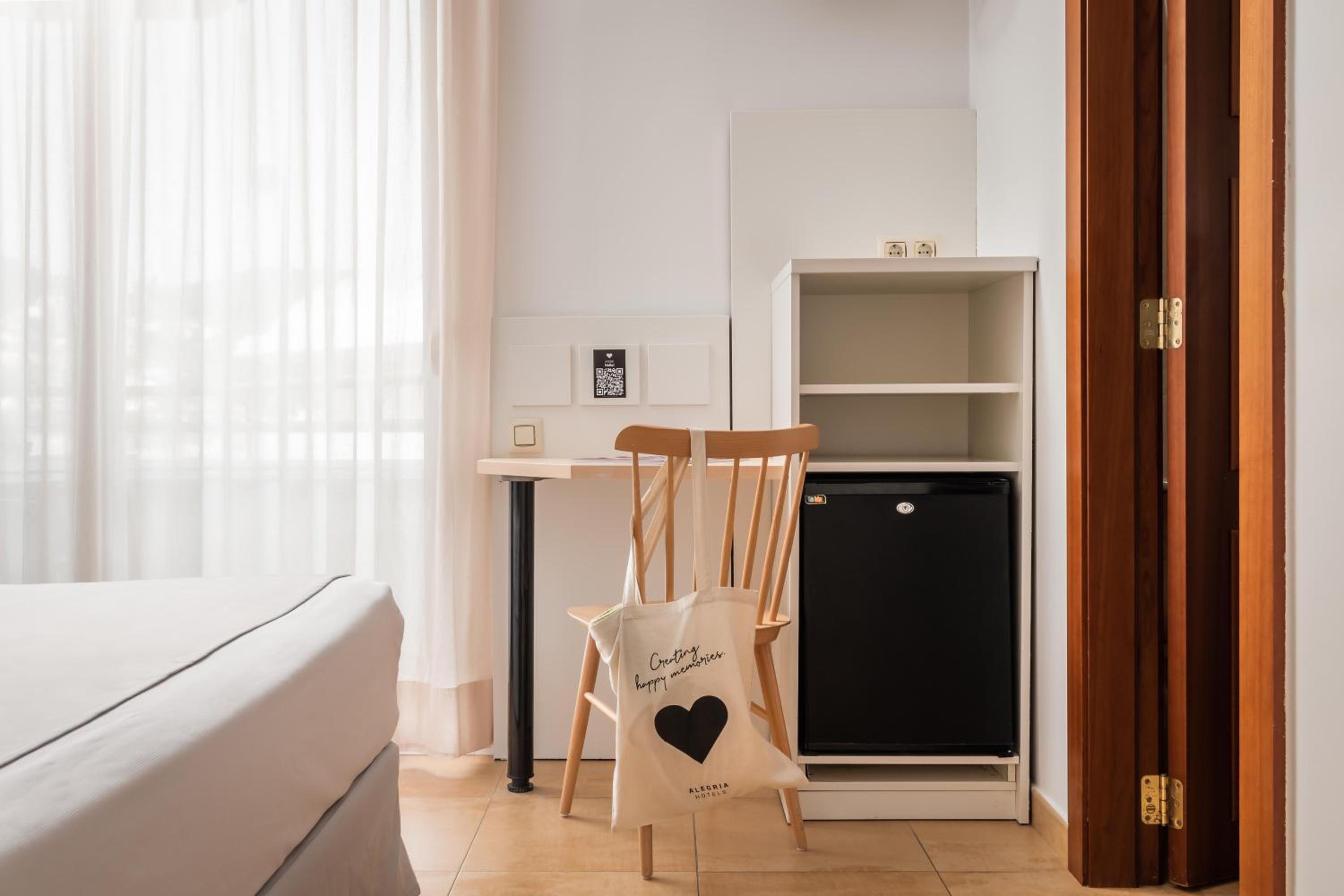 Double/Twin room balcony - Photo 8