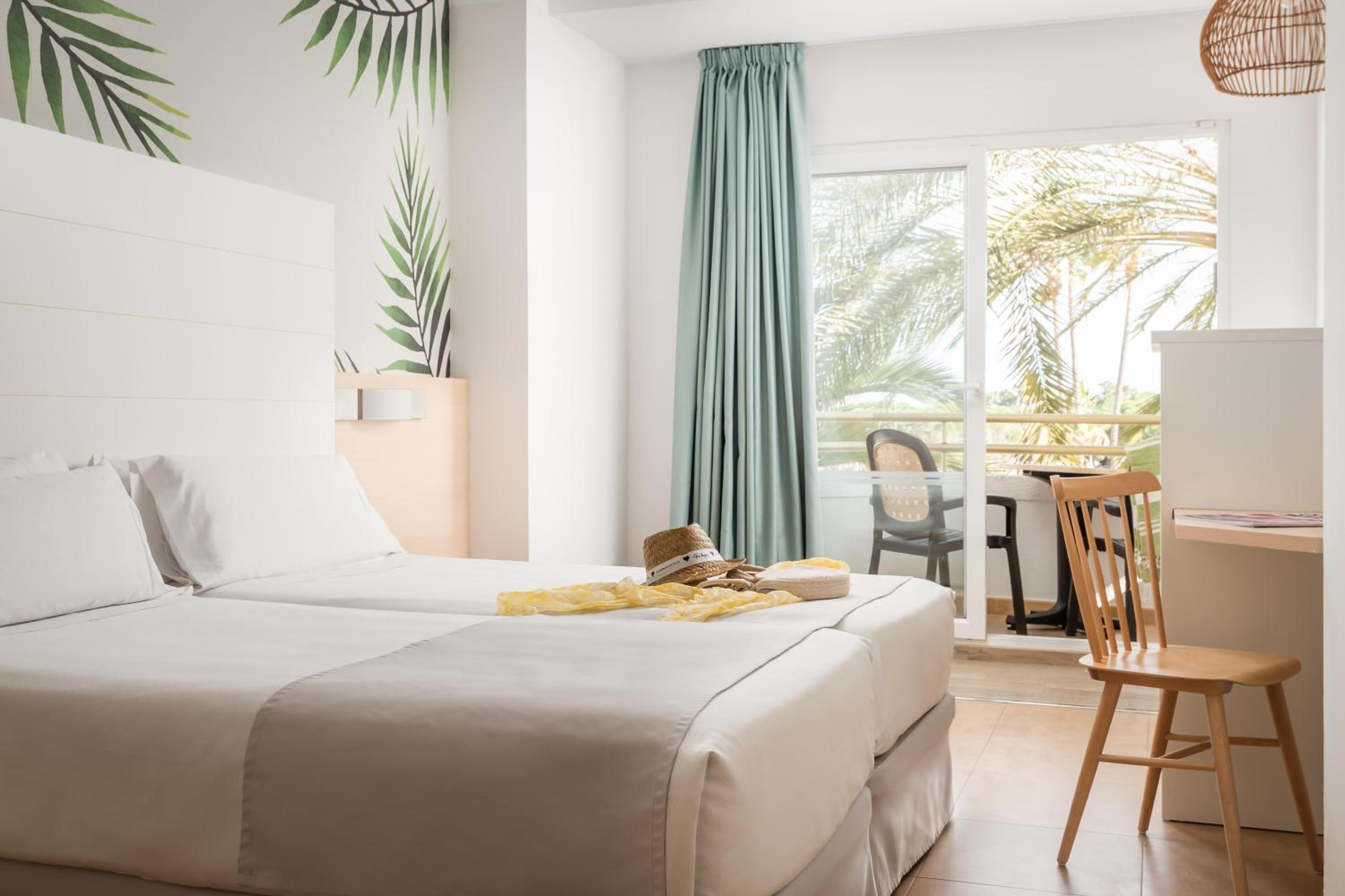 Double/Twin room balcony with pool/sea view - Photo 1