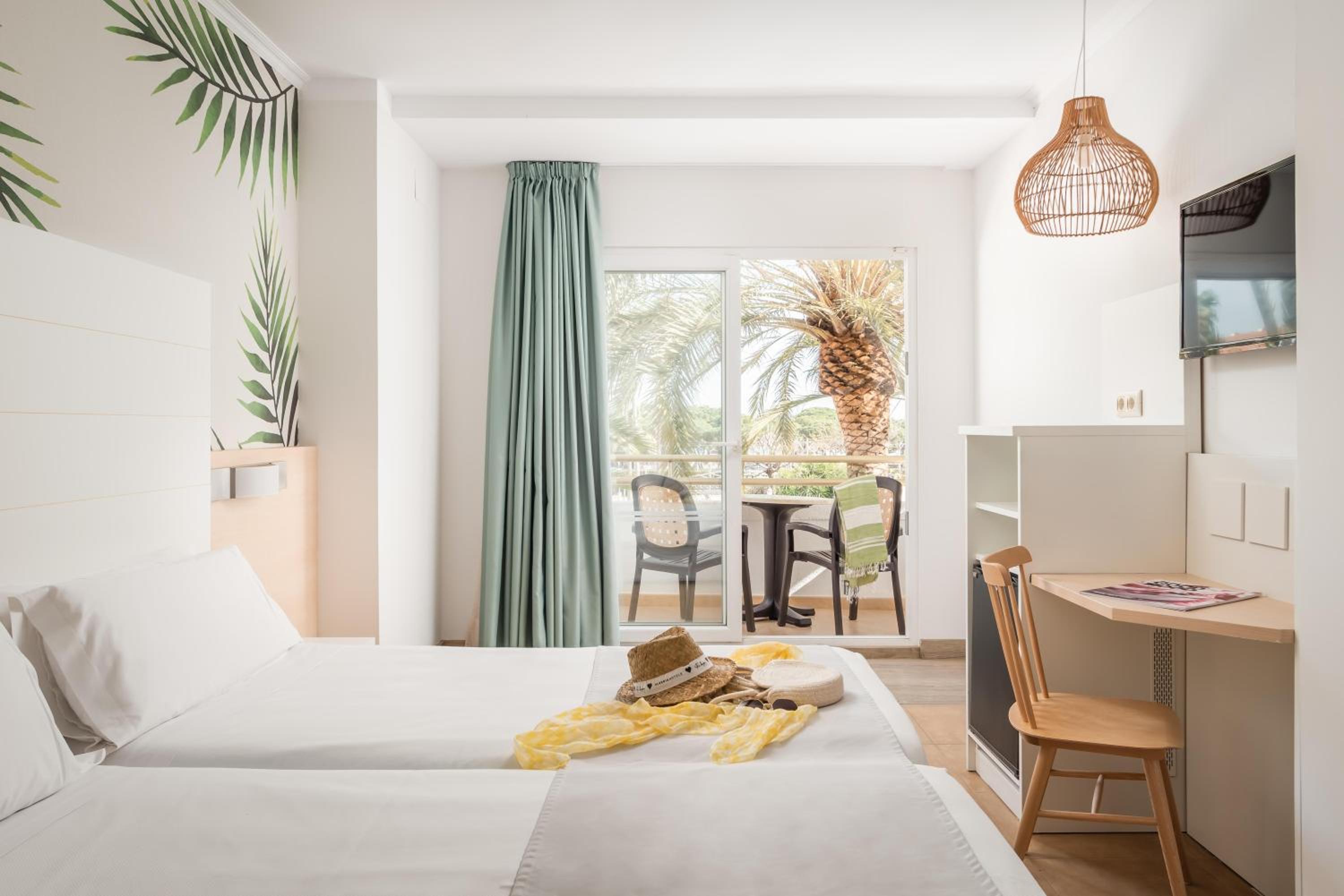 Double/Twin room balcony with pool/sea view - Photo 5