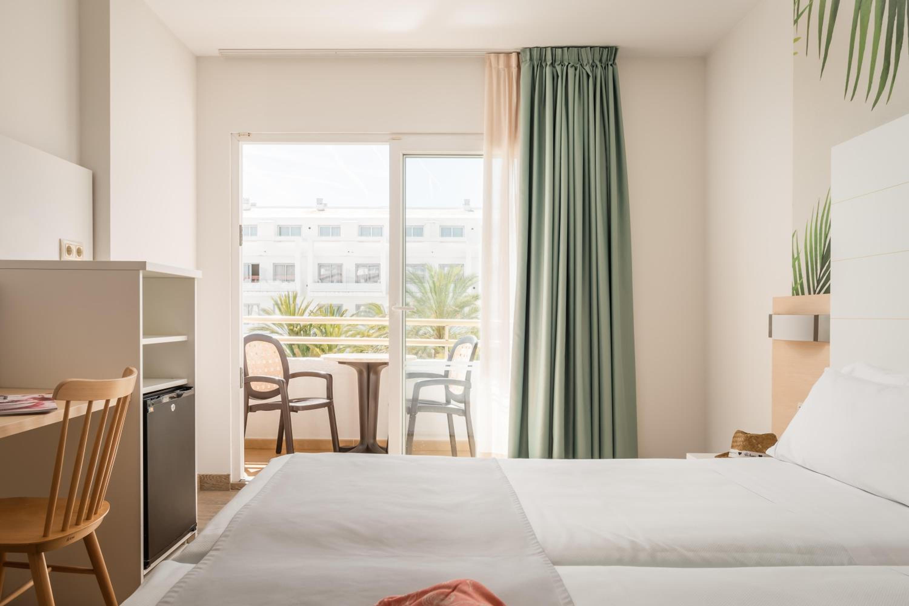 Triple room balcony with pool/sea views - Photo 1