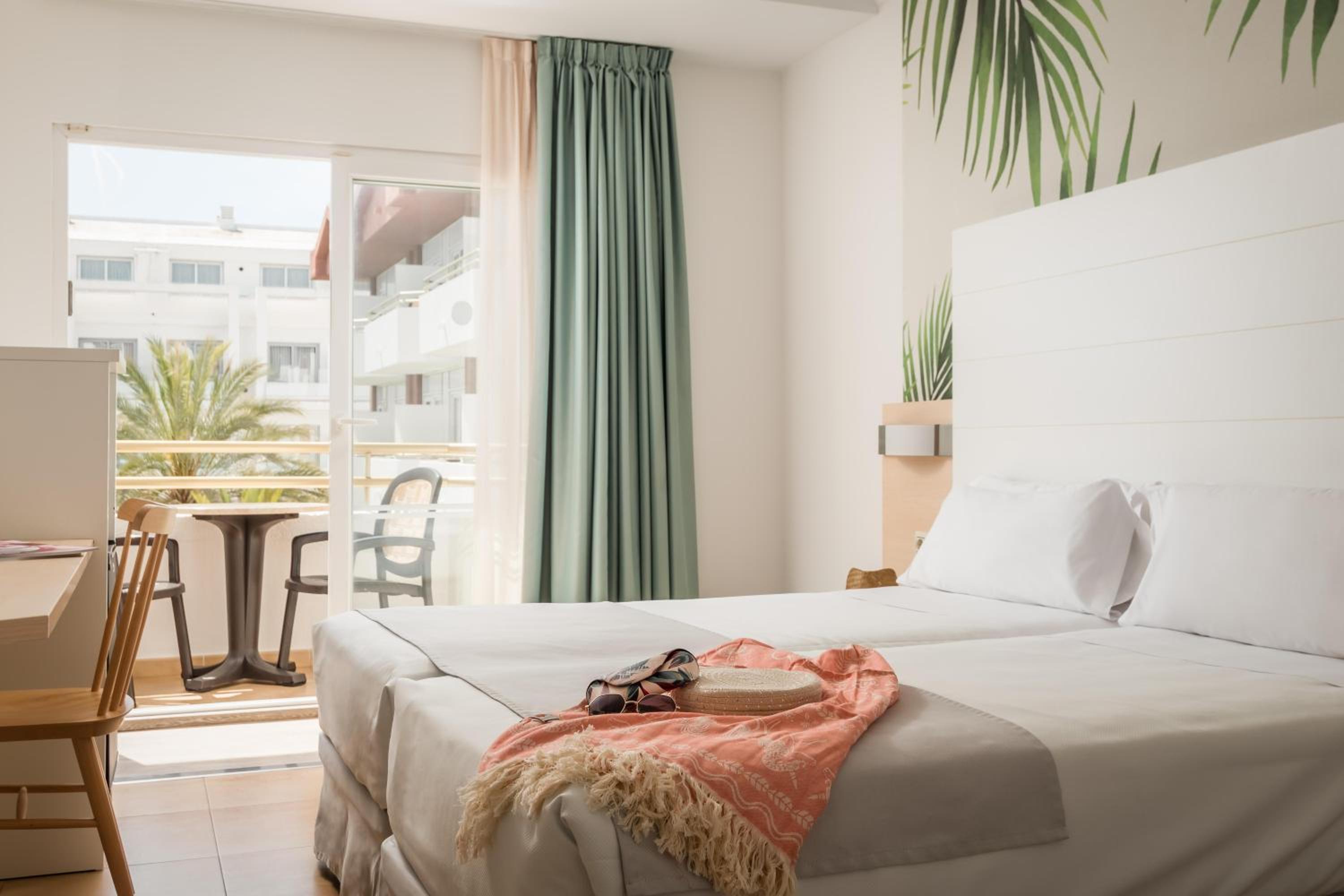 Triple room balcony with pool/sea views - Photo 3