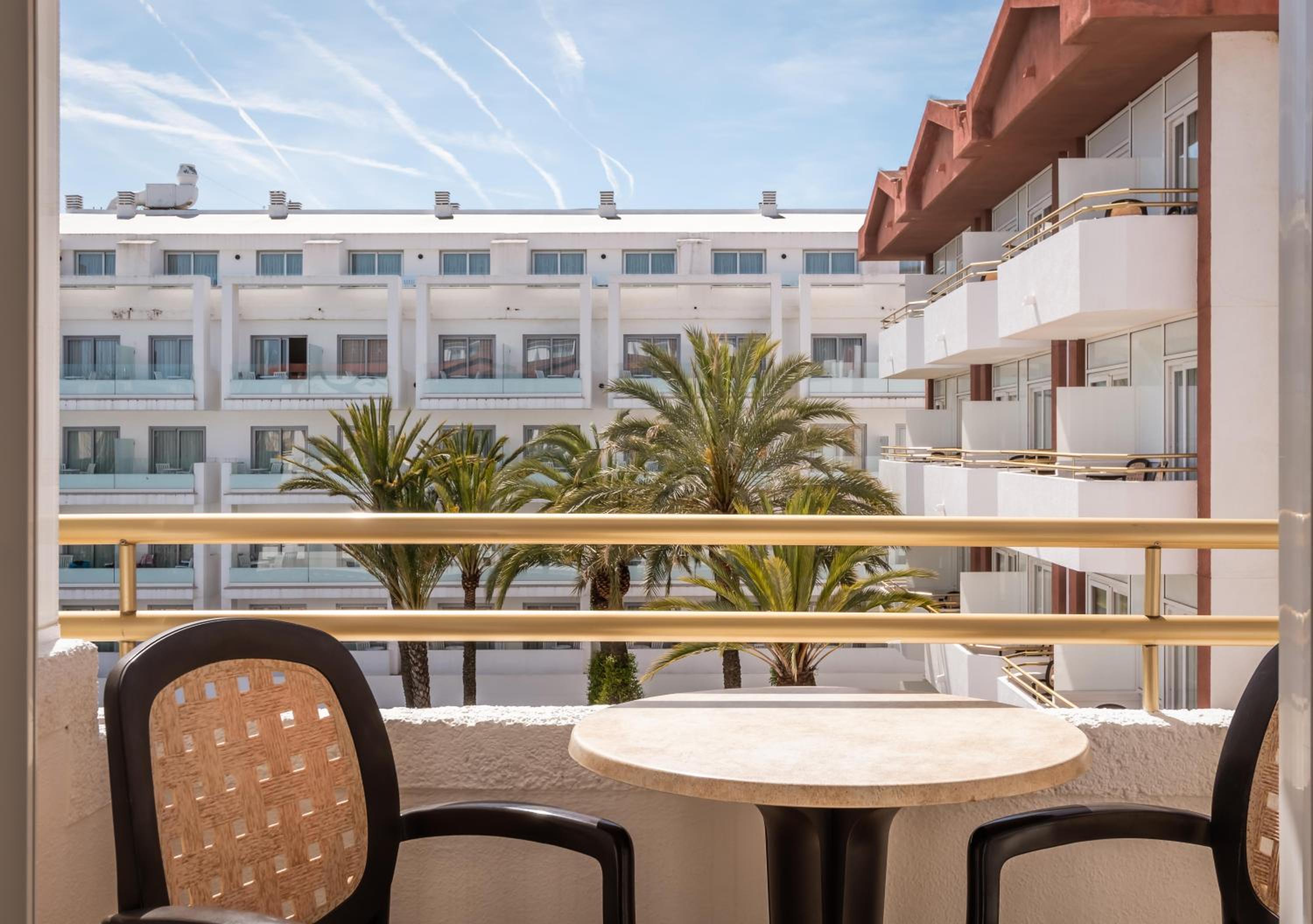 Triple room balcony with pool/sea views - Photo 6