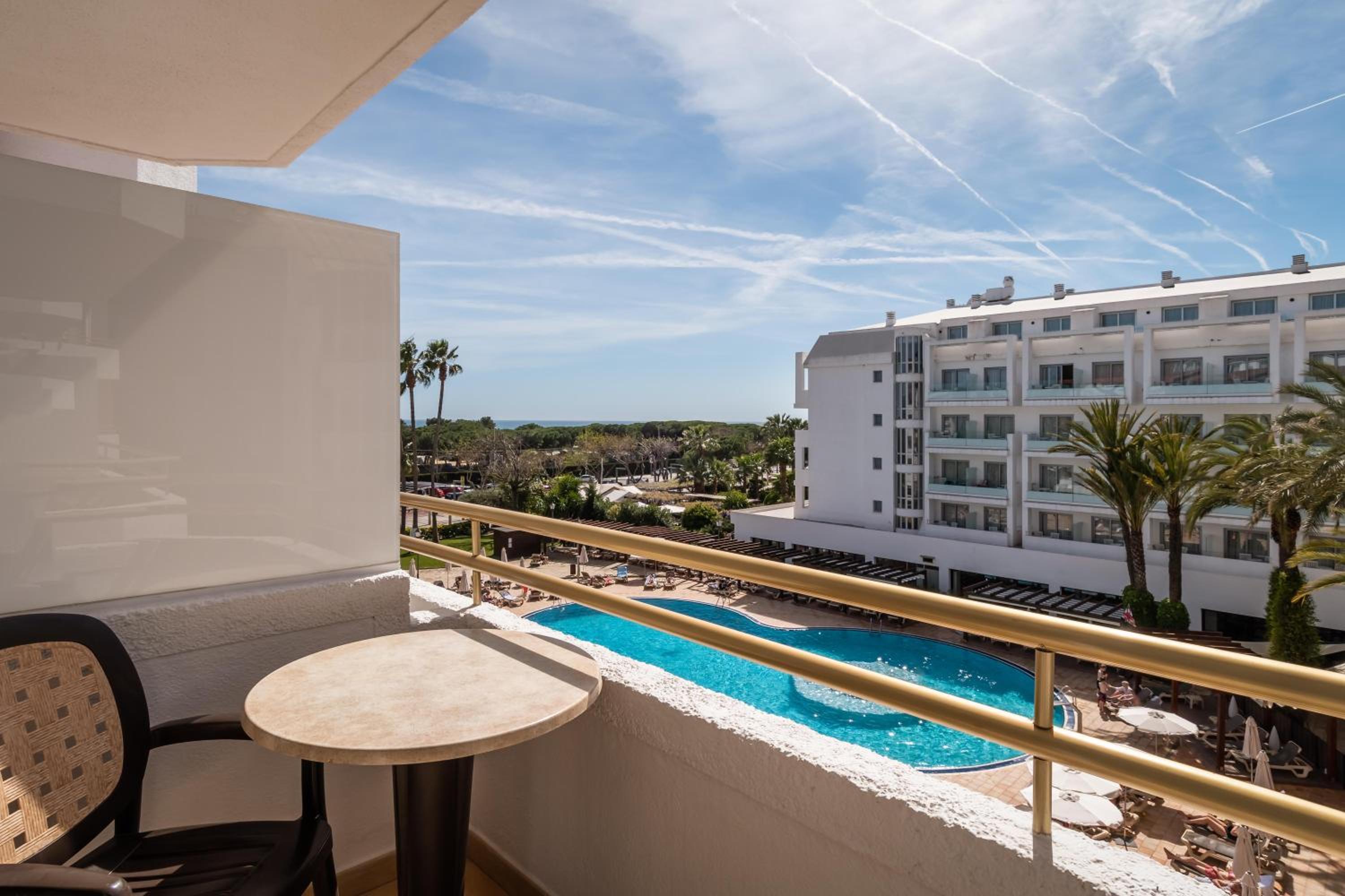 Triple room balcony with pool/sea views - Photo 5