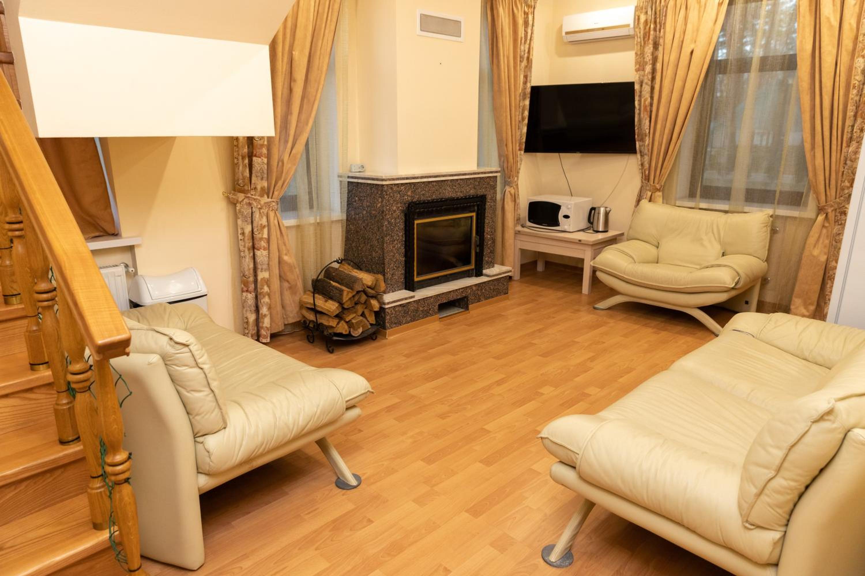 Five-Bedroom House photo 1