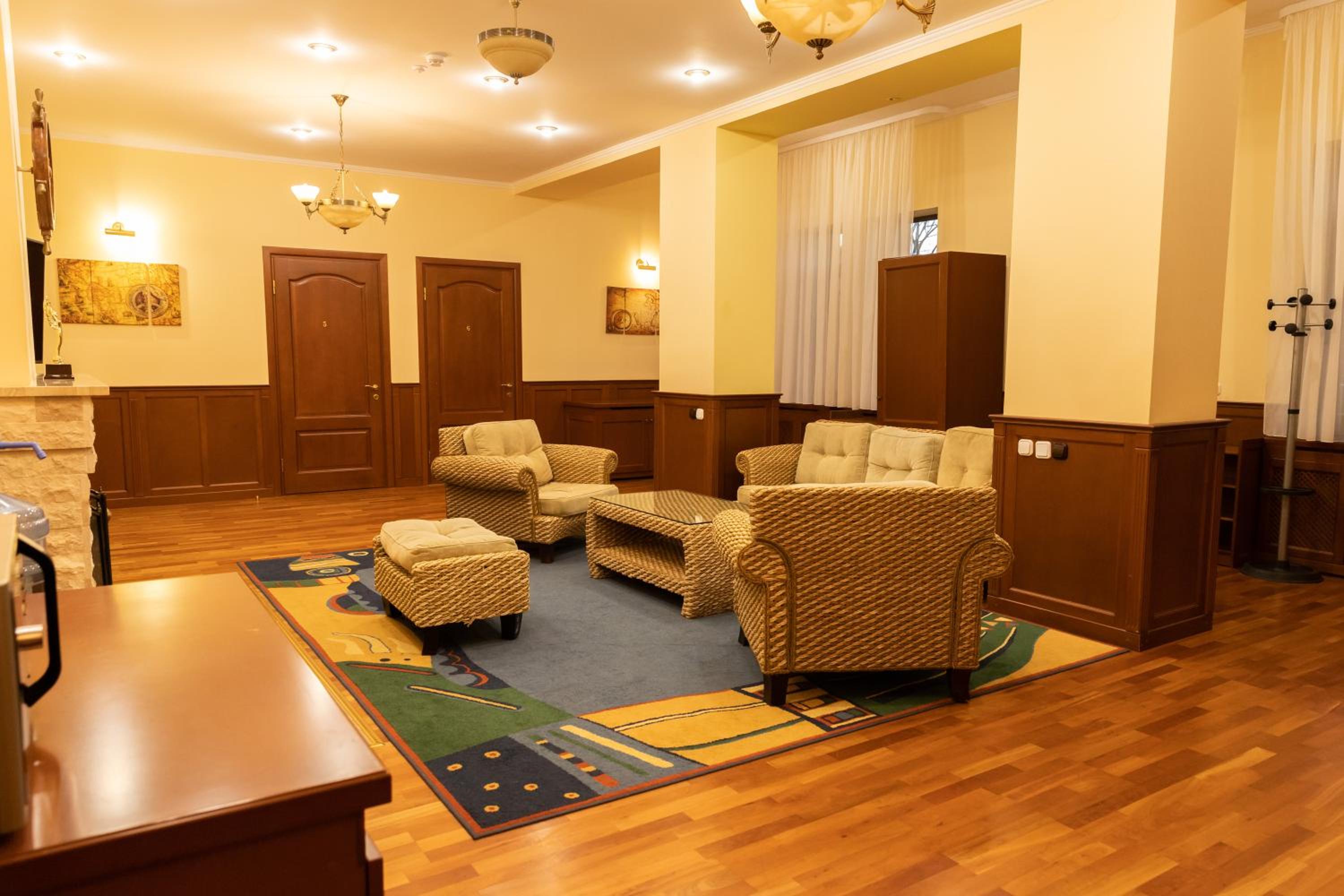 Six-Bedroom House photo 1