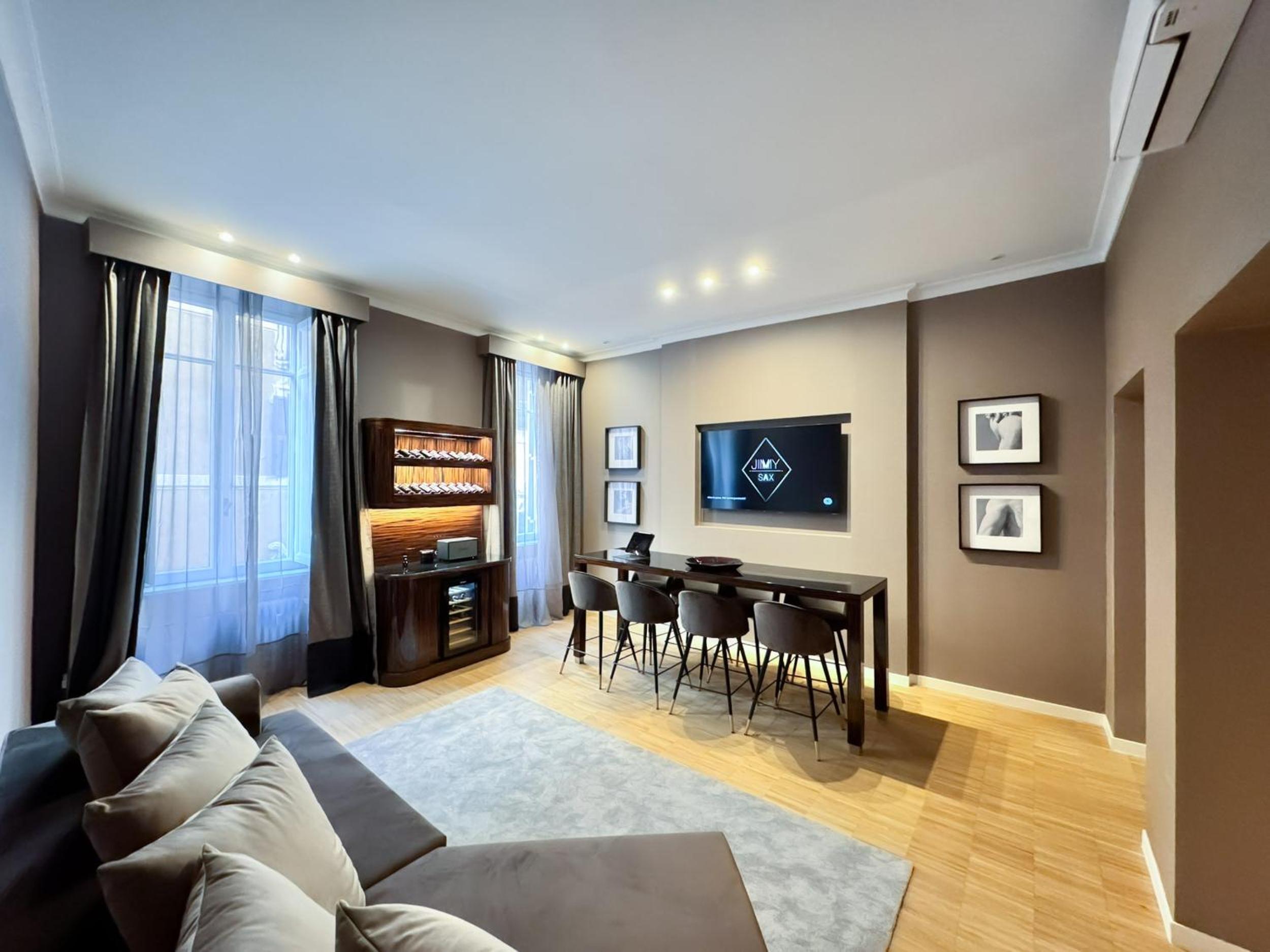 Deluxe Five-Bedroom Apartment - Condotti