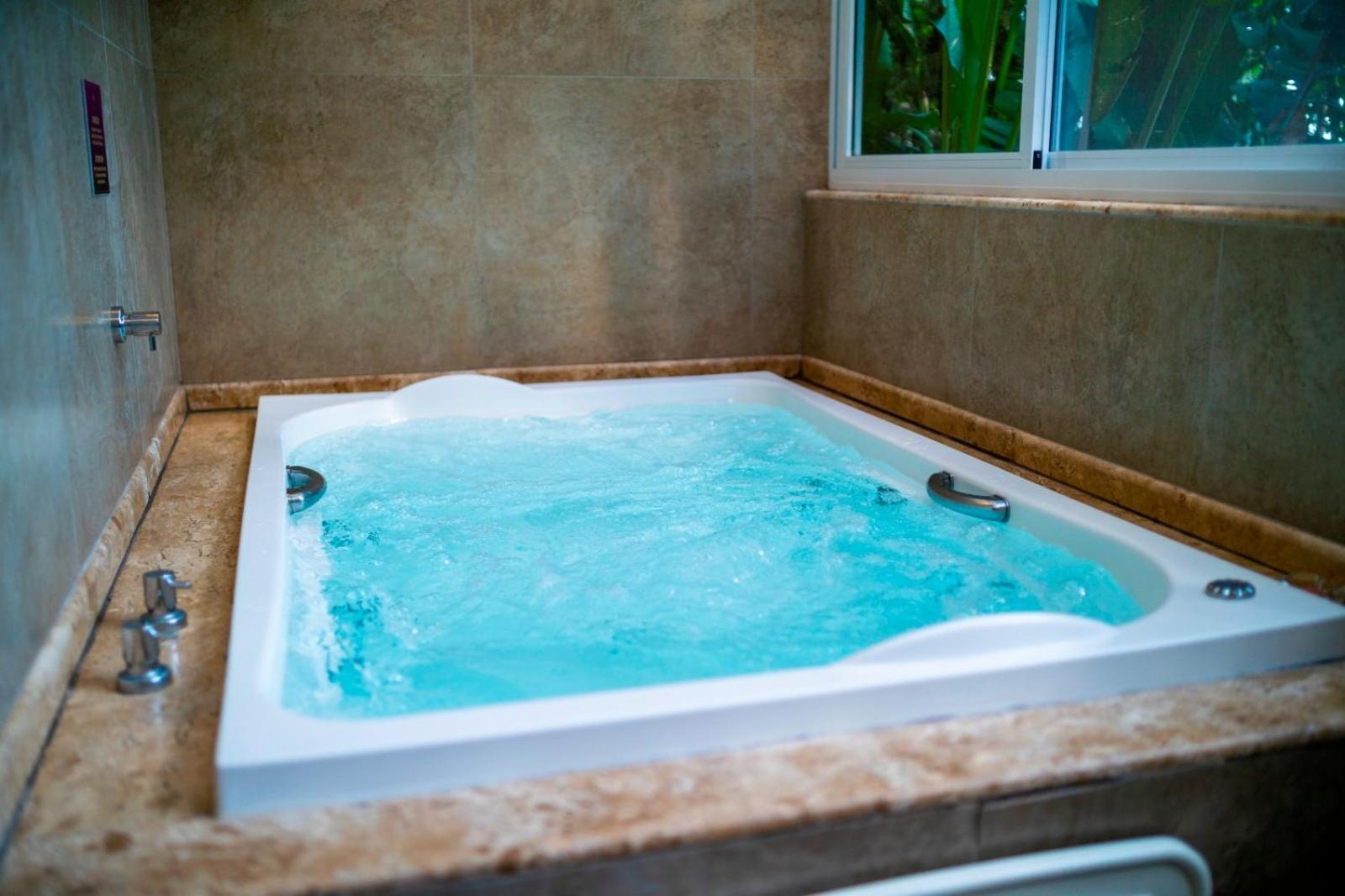 Suite with Hot Tub photo 2