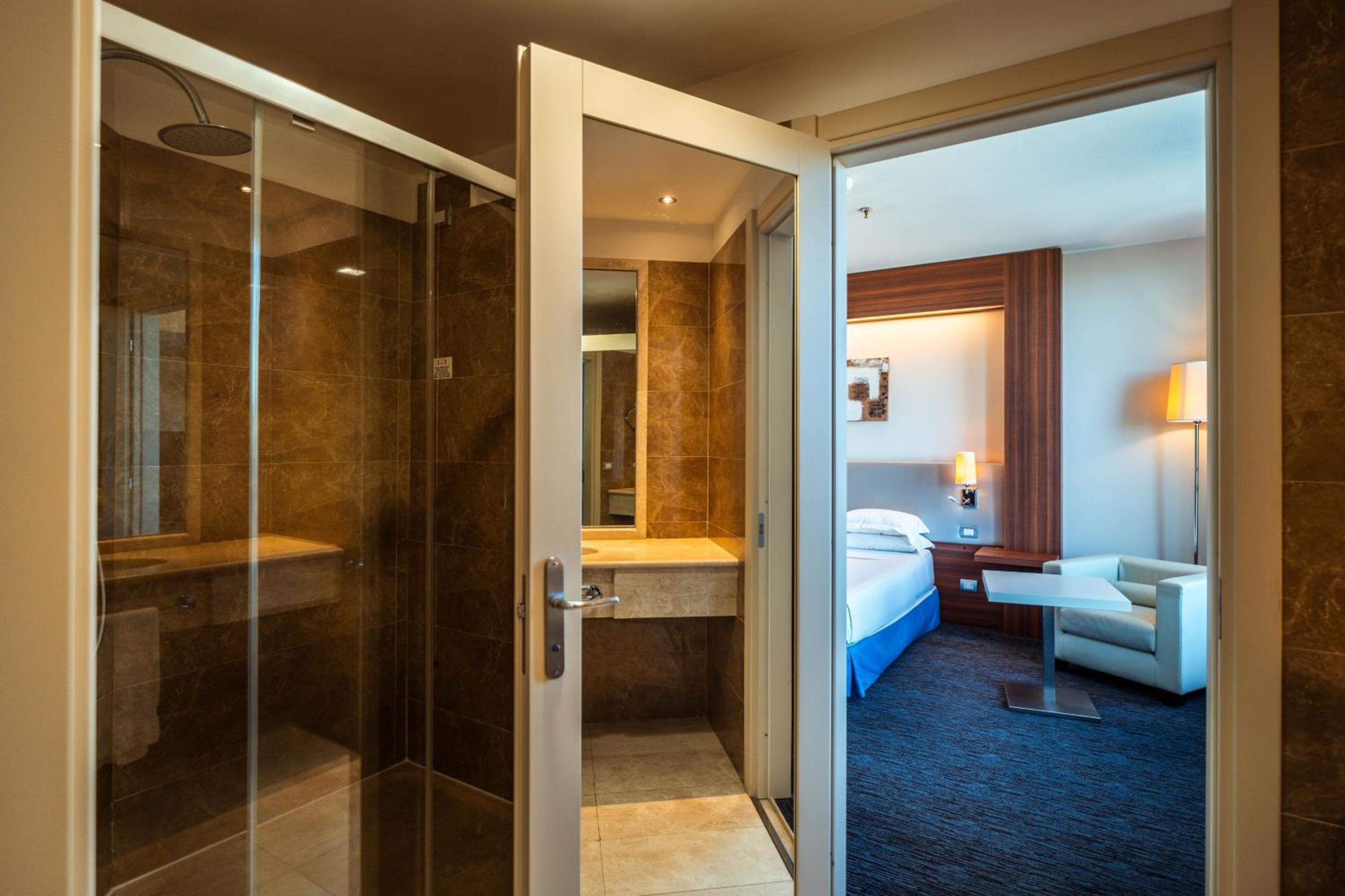 Deluxe King Room - Photo 4