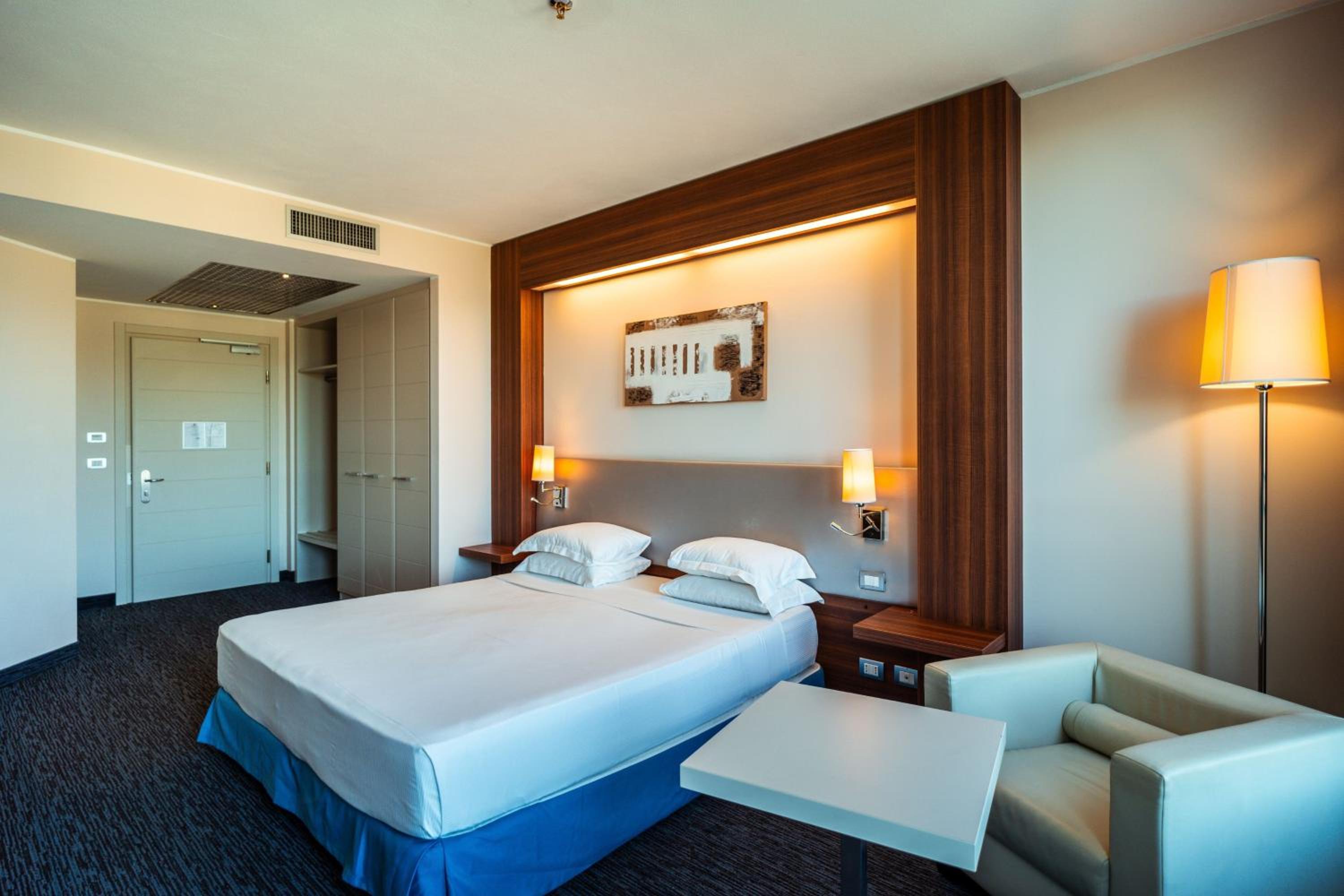 Deluxe King Room - Photo 6