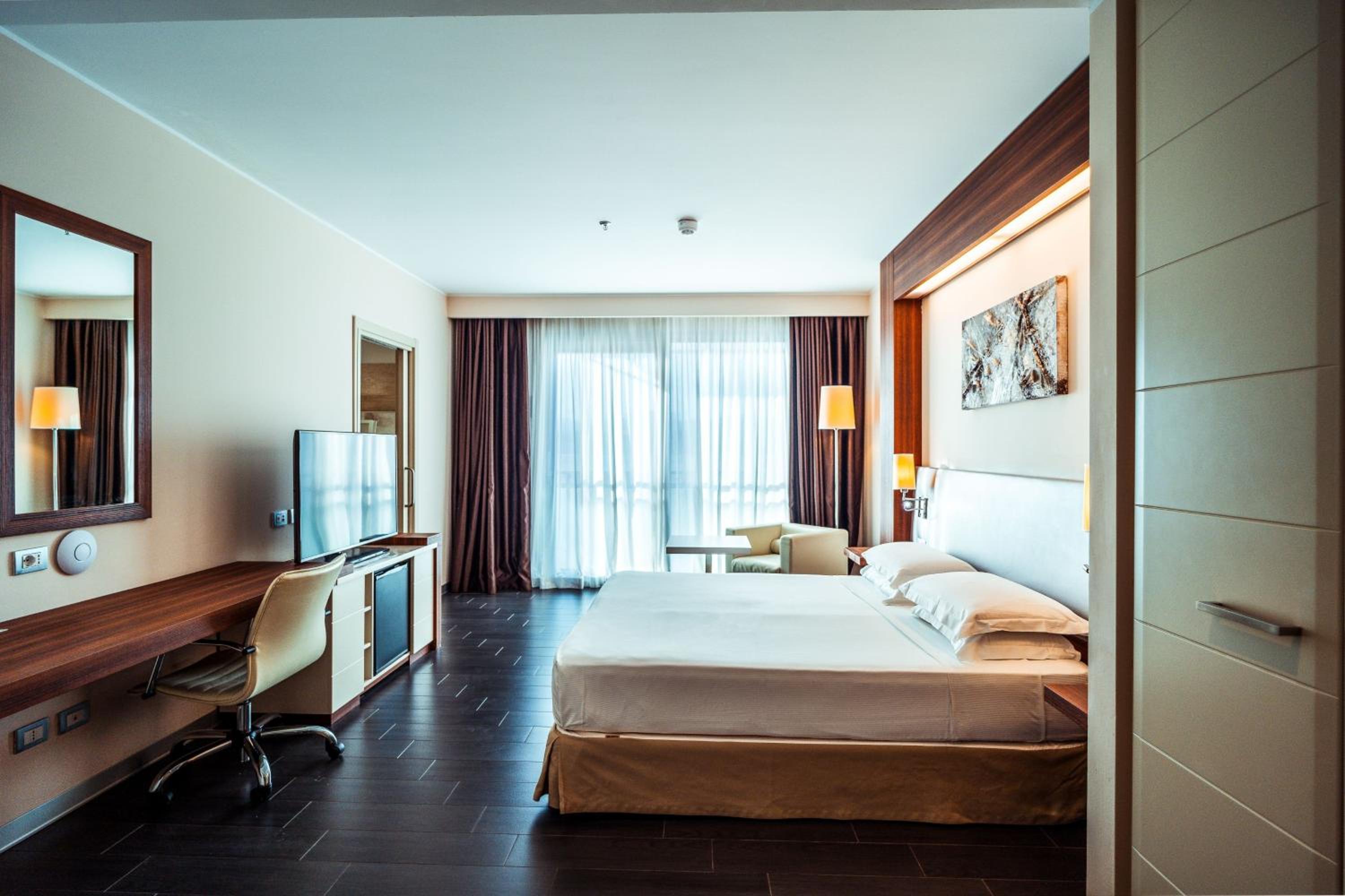 Deluxe King Room - Photo 5