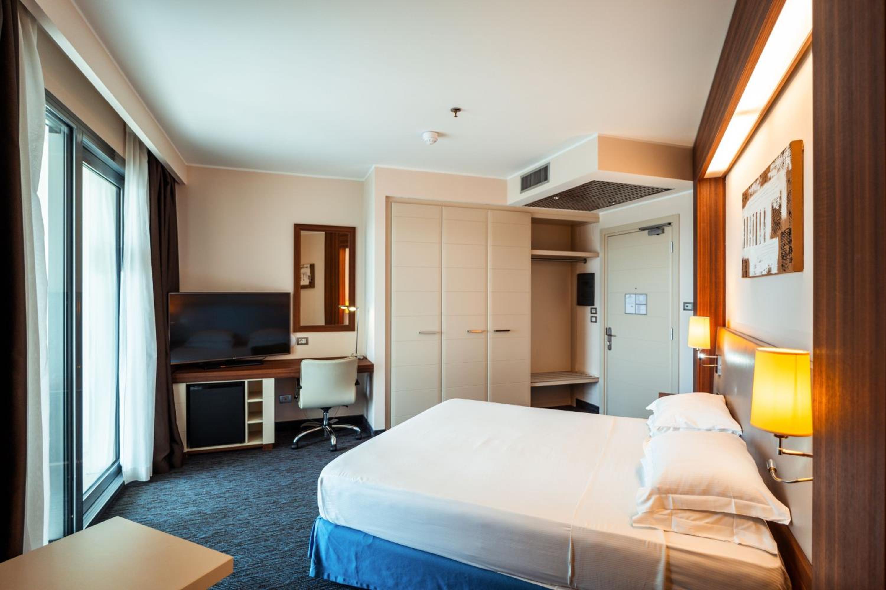 Corner King Room with Balcony - Photo 2