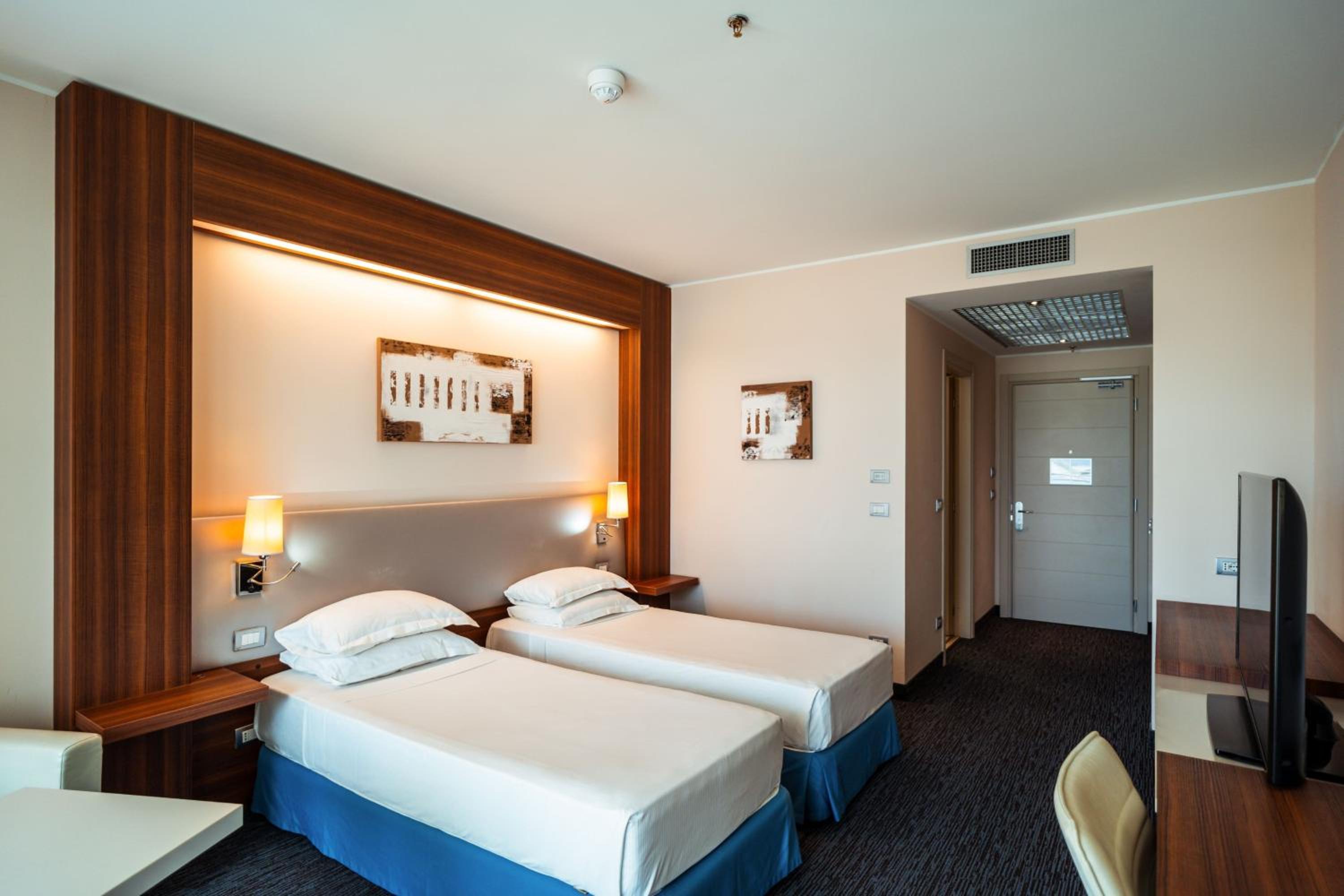 Superior Twin Room with Balcony - Photo 4
