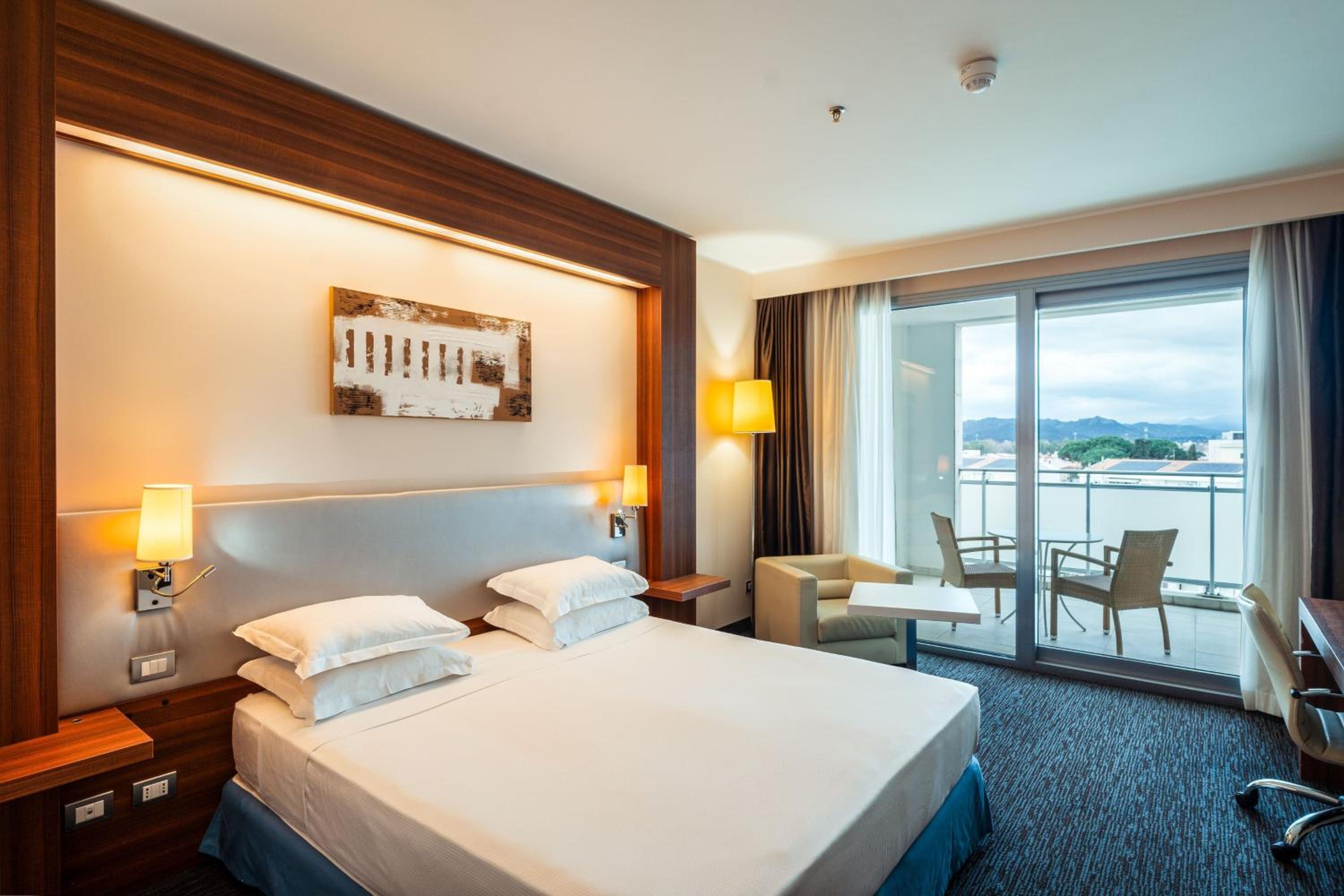 Superior King Room with Balcony - Photo 1
