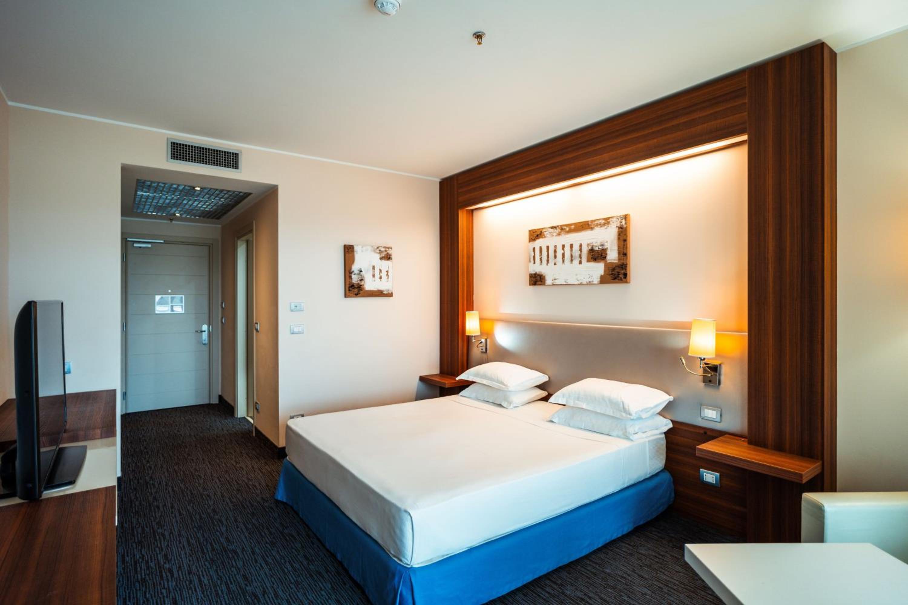 Superior King Room with Balcony - Photo 3