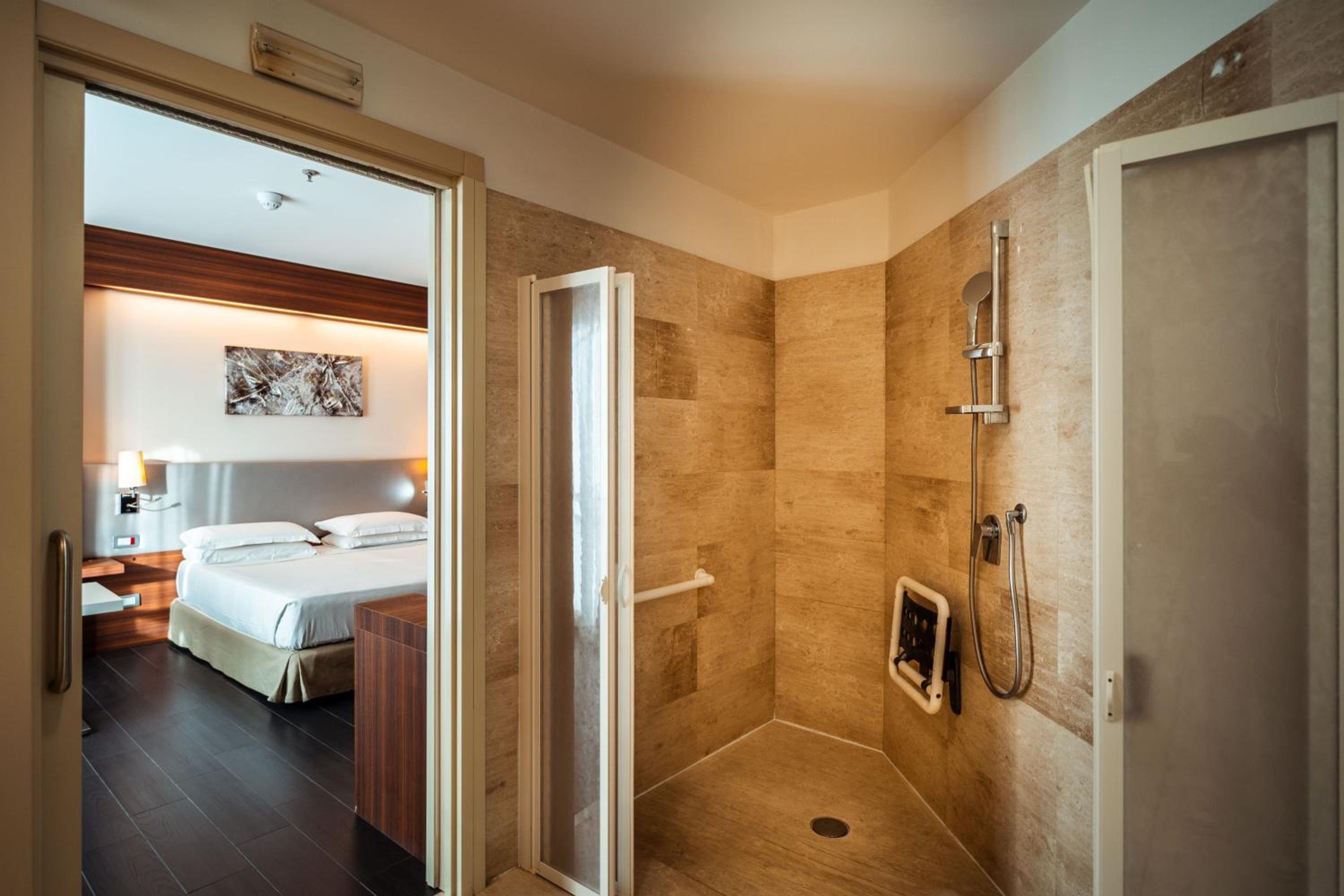 Deluxe King Room - Photo 3