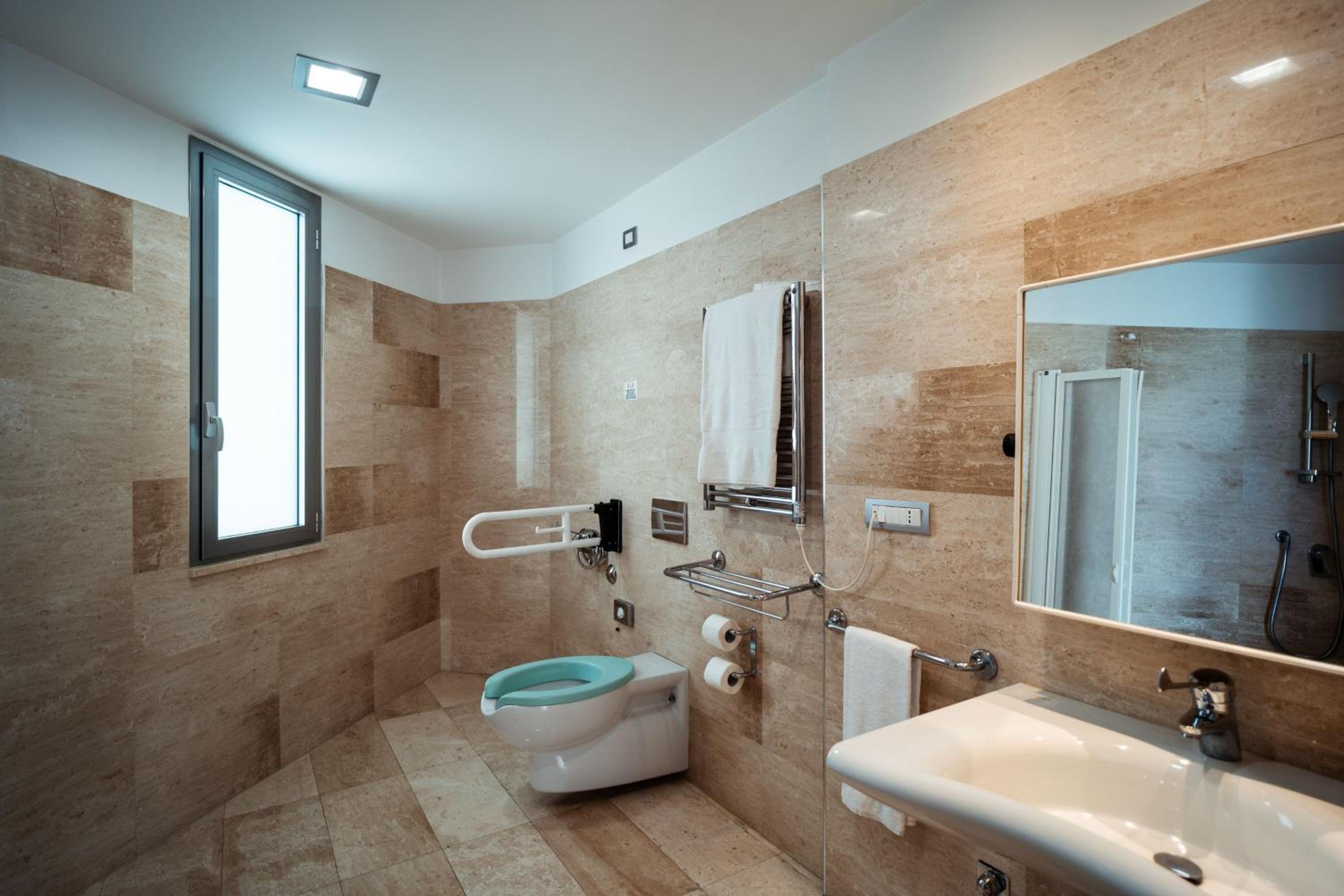 Deluxe King Room - Photo 2