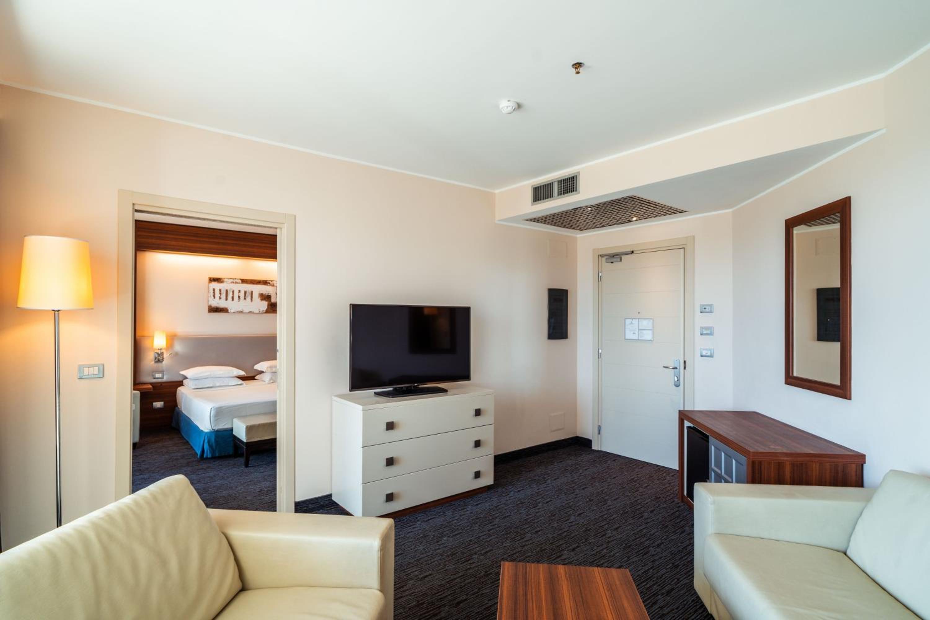 One-Bedroom King Suite with Sofa Bed and Balcony - Harbor View - Photo 6