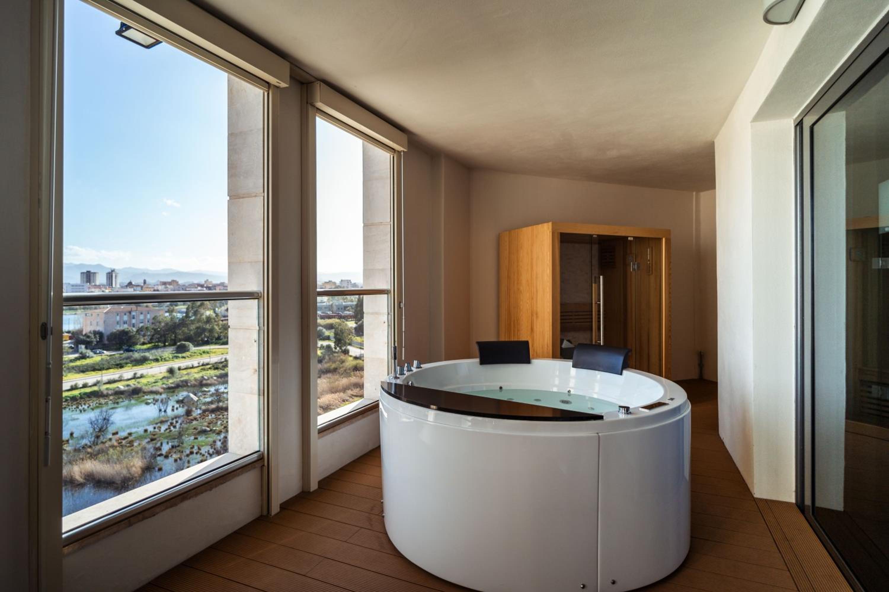 One-Bedroom Spa Suite with King and Sofa Bed - Harbor View - Photo 4
