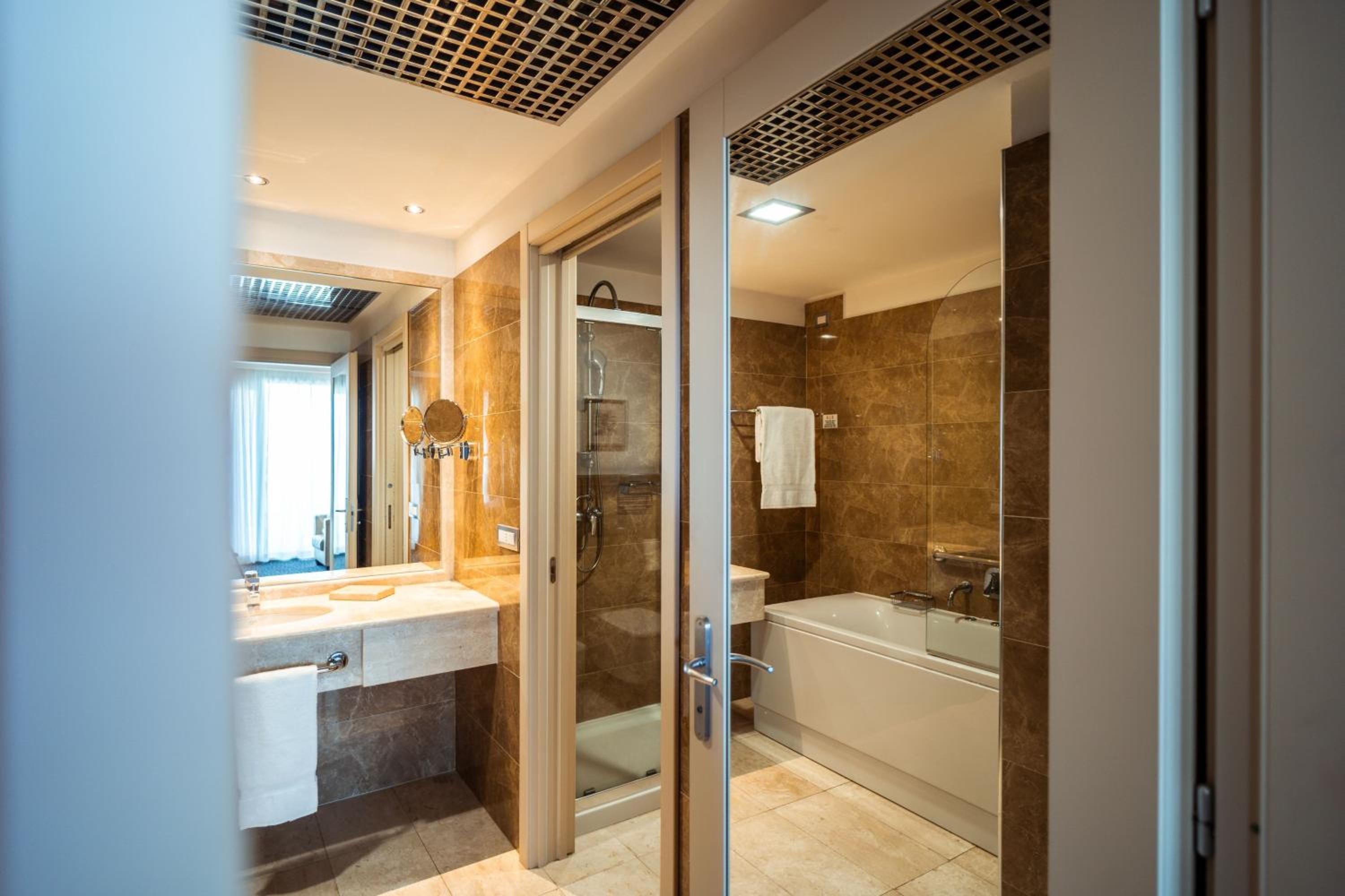 One-Bedroom Spa Suite with King and Sofa Bed - Harbor View - Photo 5