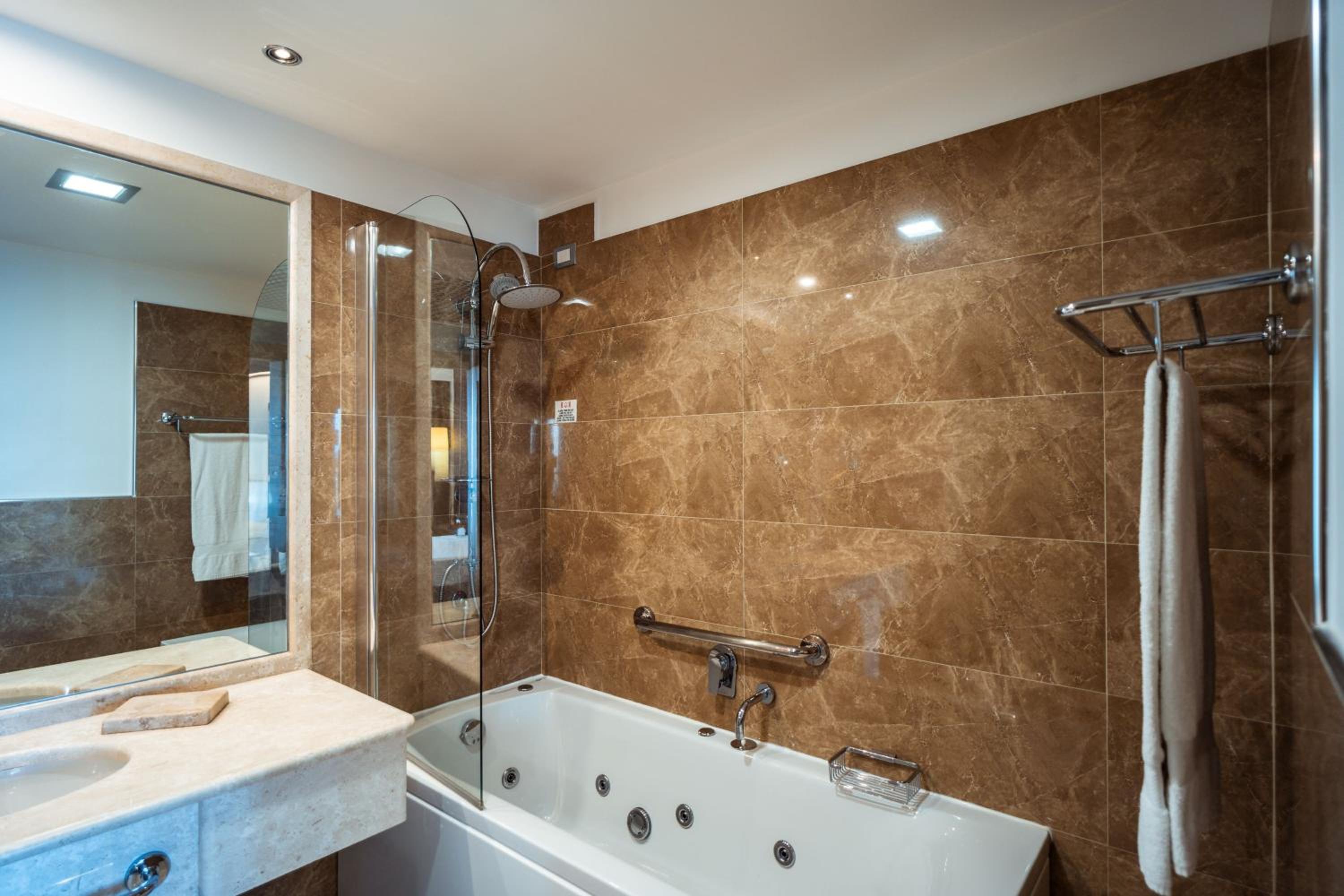 One-Bedroom Spa Suite with King and Sofa Bed - Harbor View - Photo 6
