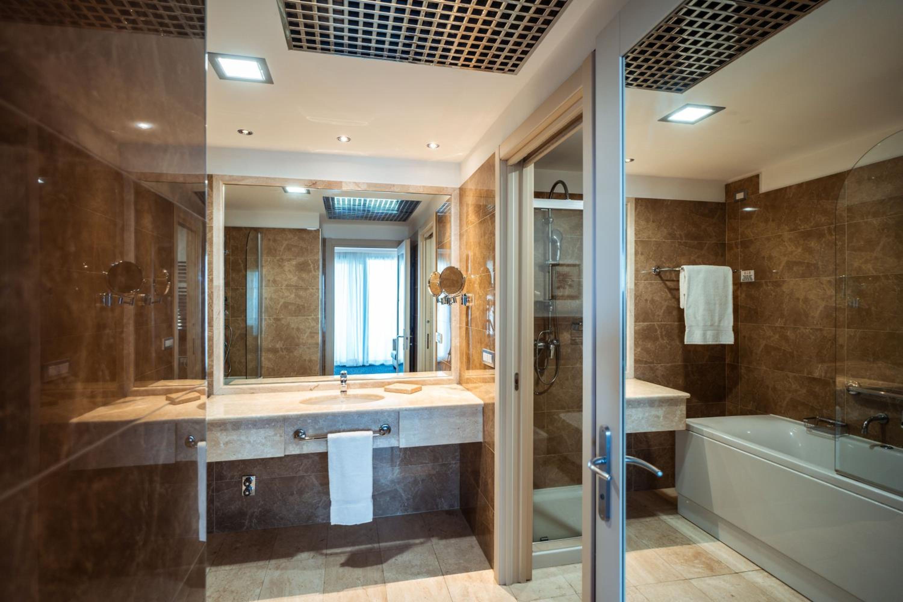 One-Bedroom Spa Suite with King and Sofa Bed - Harbor View - Photo 7