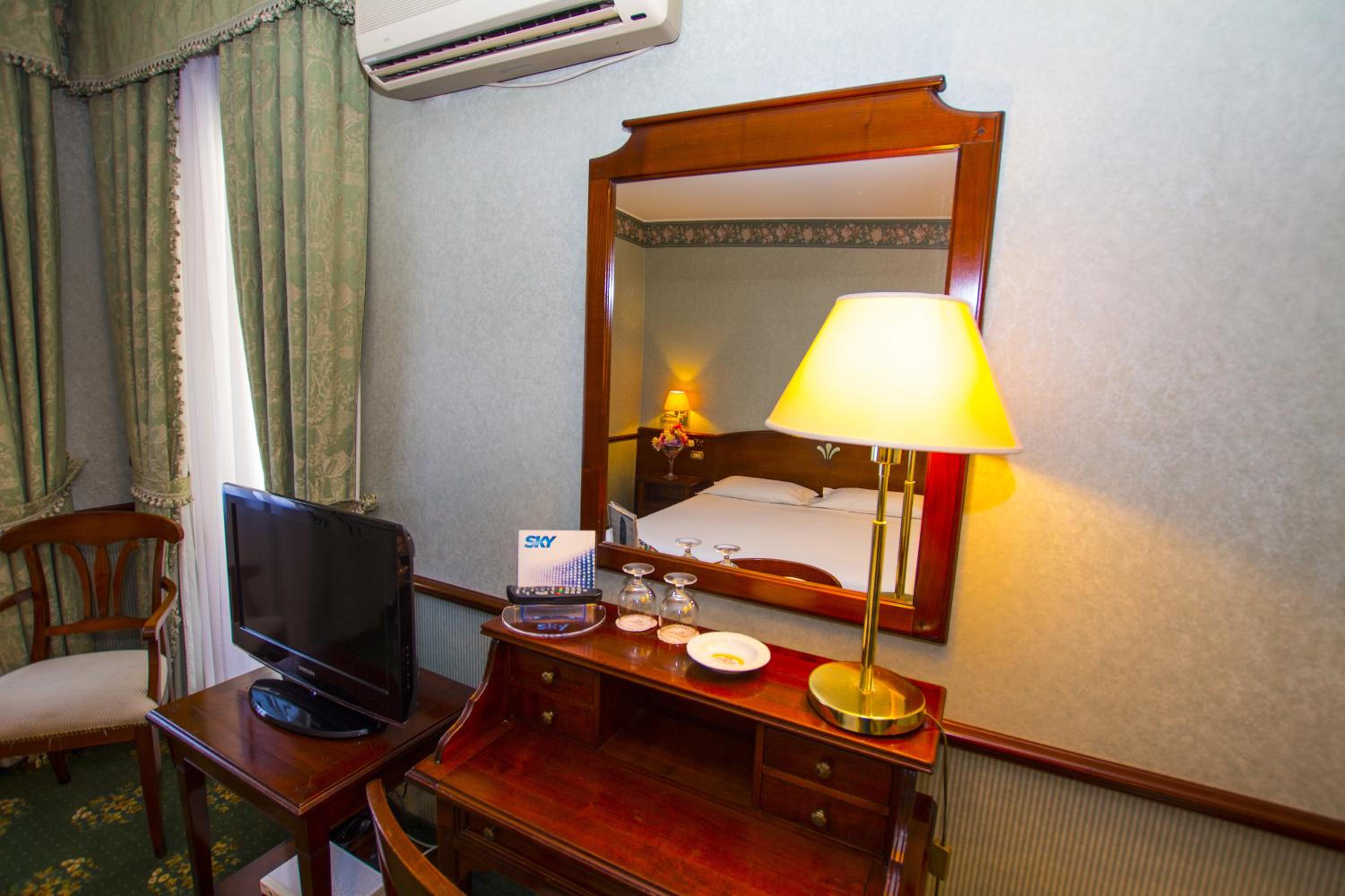 Double or Twin Room - Photo 4