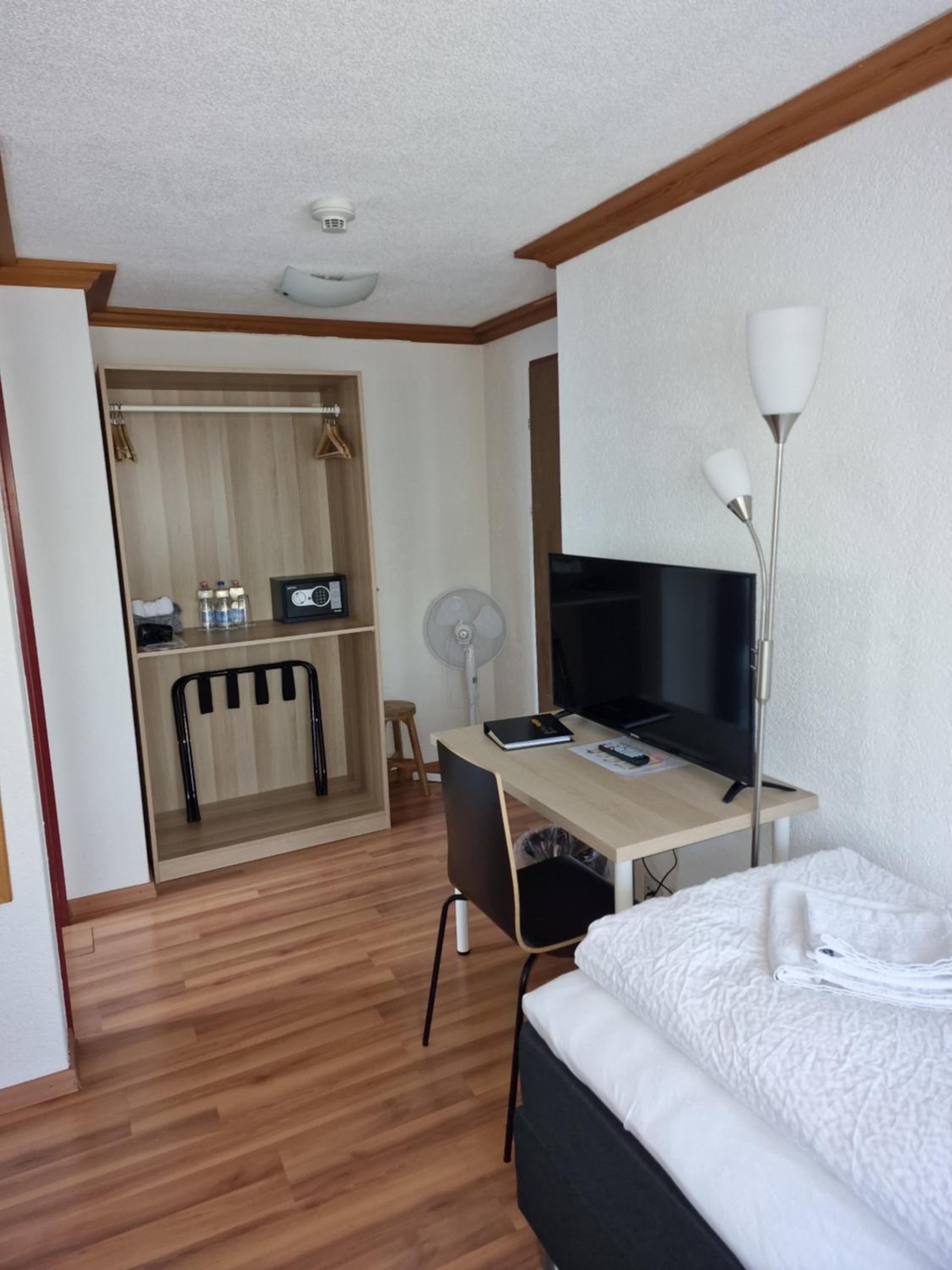 Family Room - Photo 2