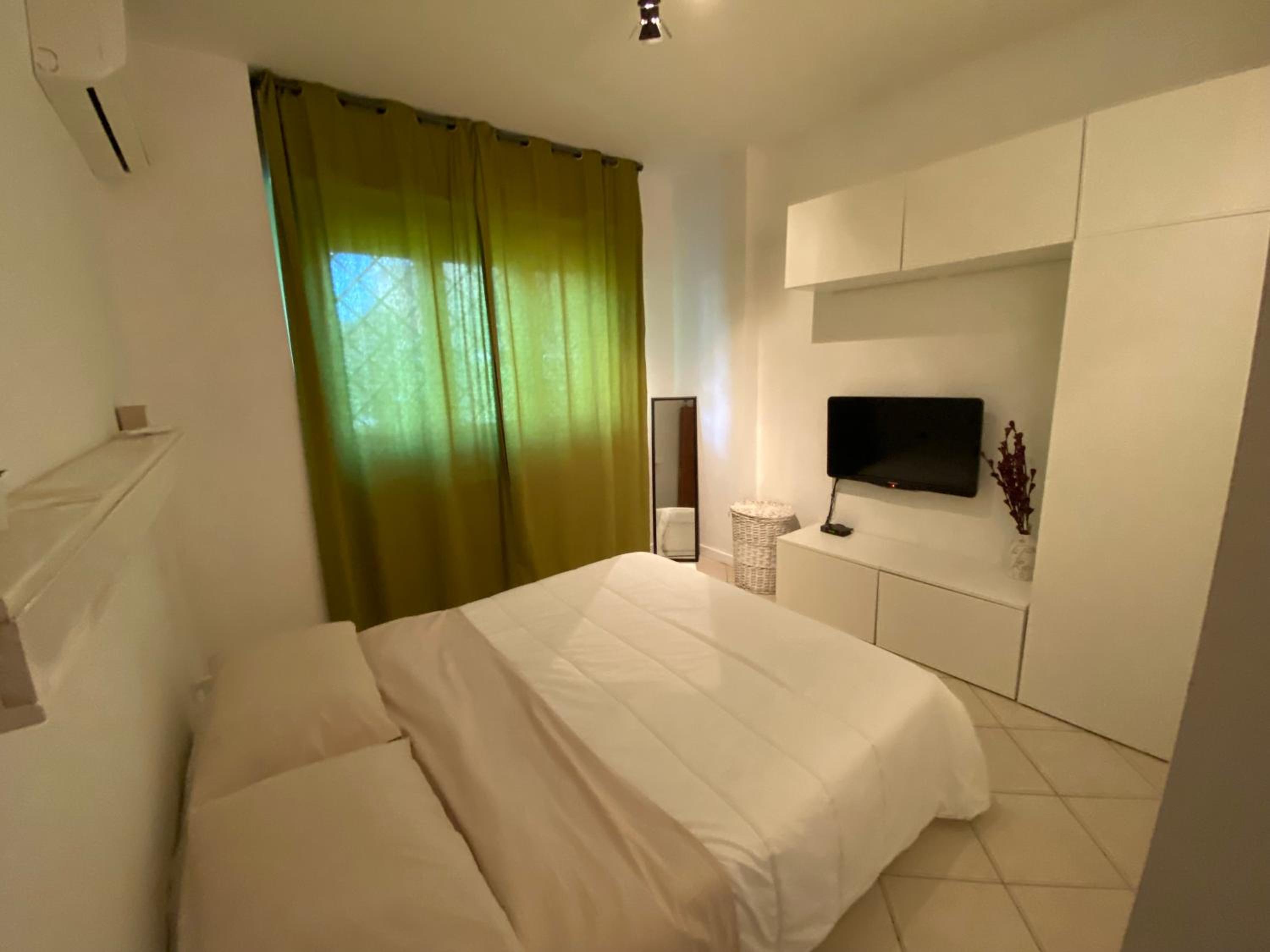 One-Bedroom Apartment photo 2