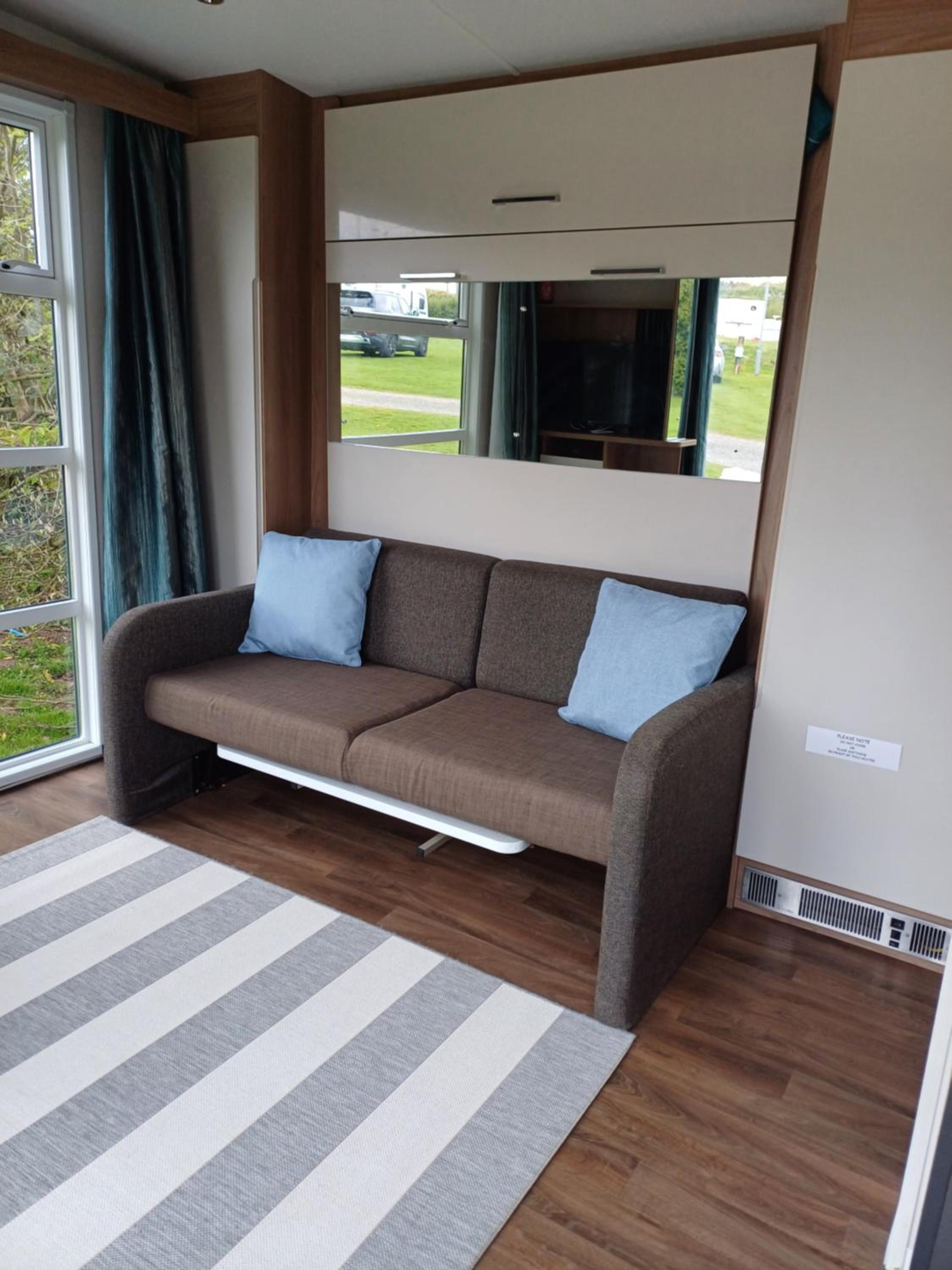 Mobile Home - Photo 10