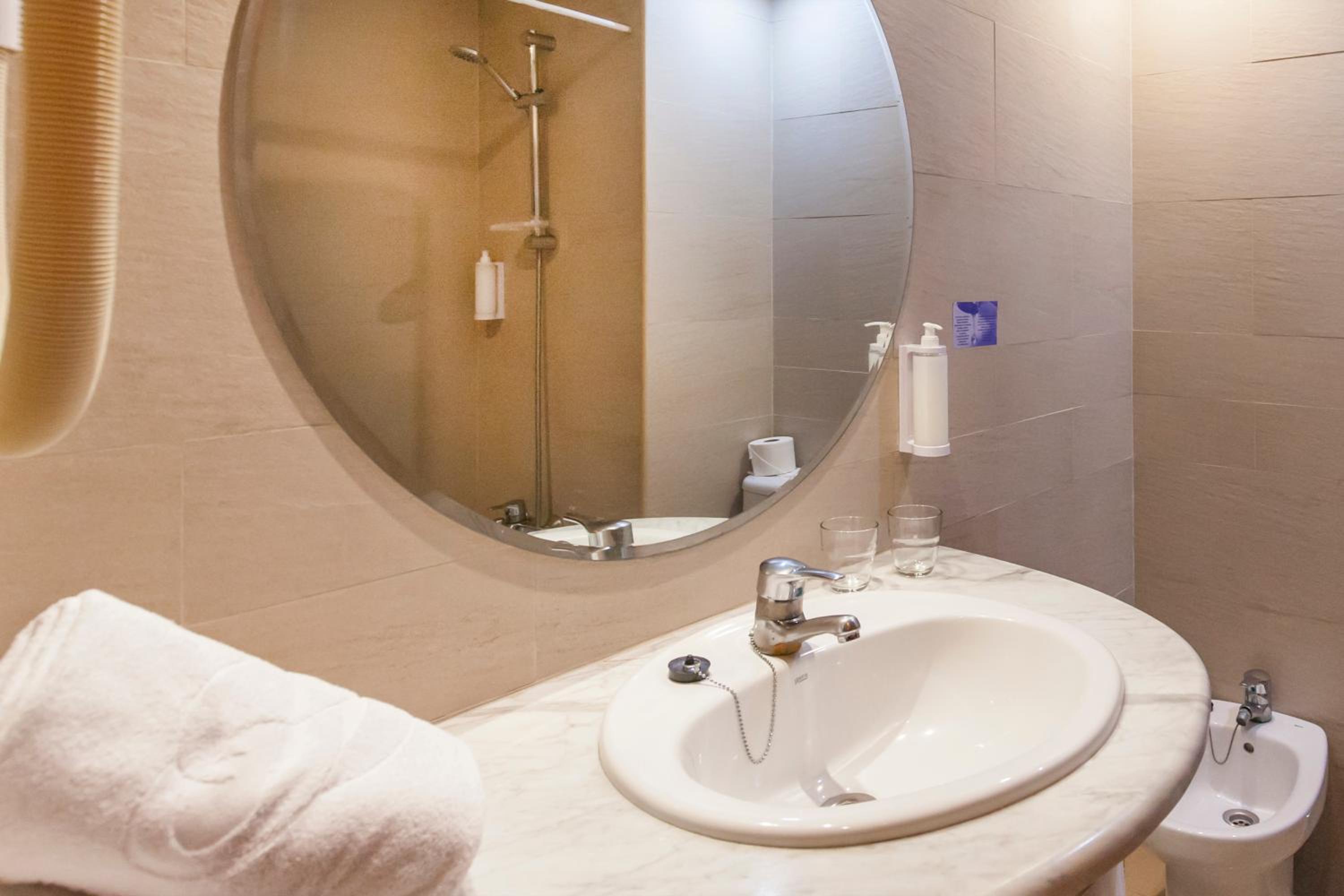 Double Room with Pool view (3 Adults) thumbnail 5