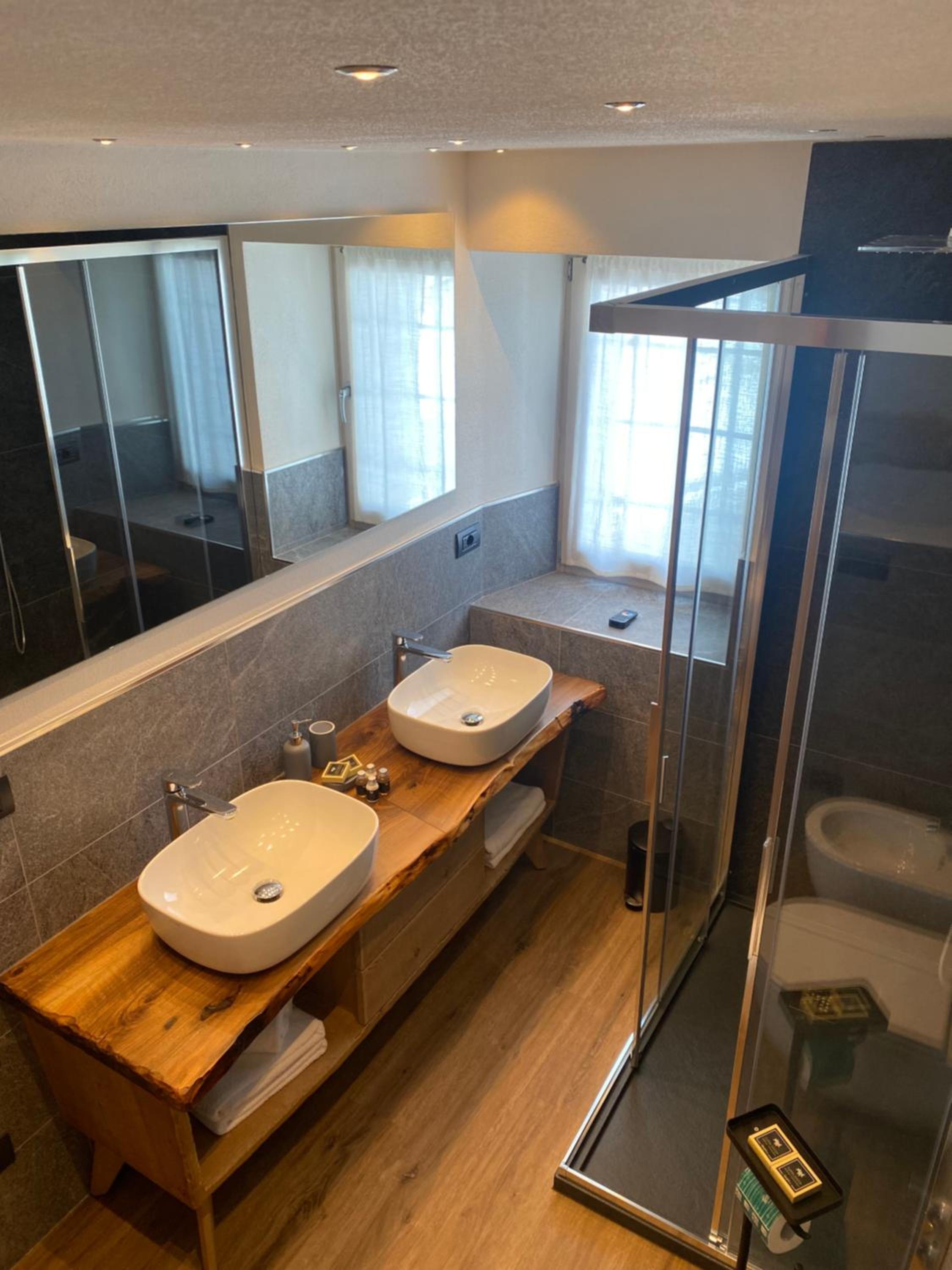 Two-Bedroom Deluxe Apartment with Balcony photo 3