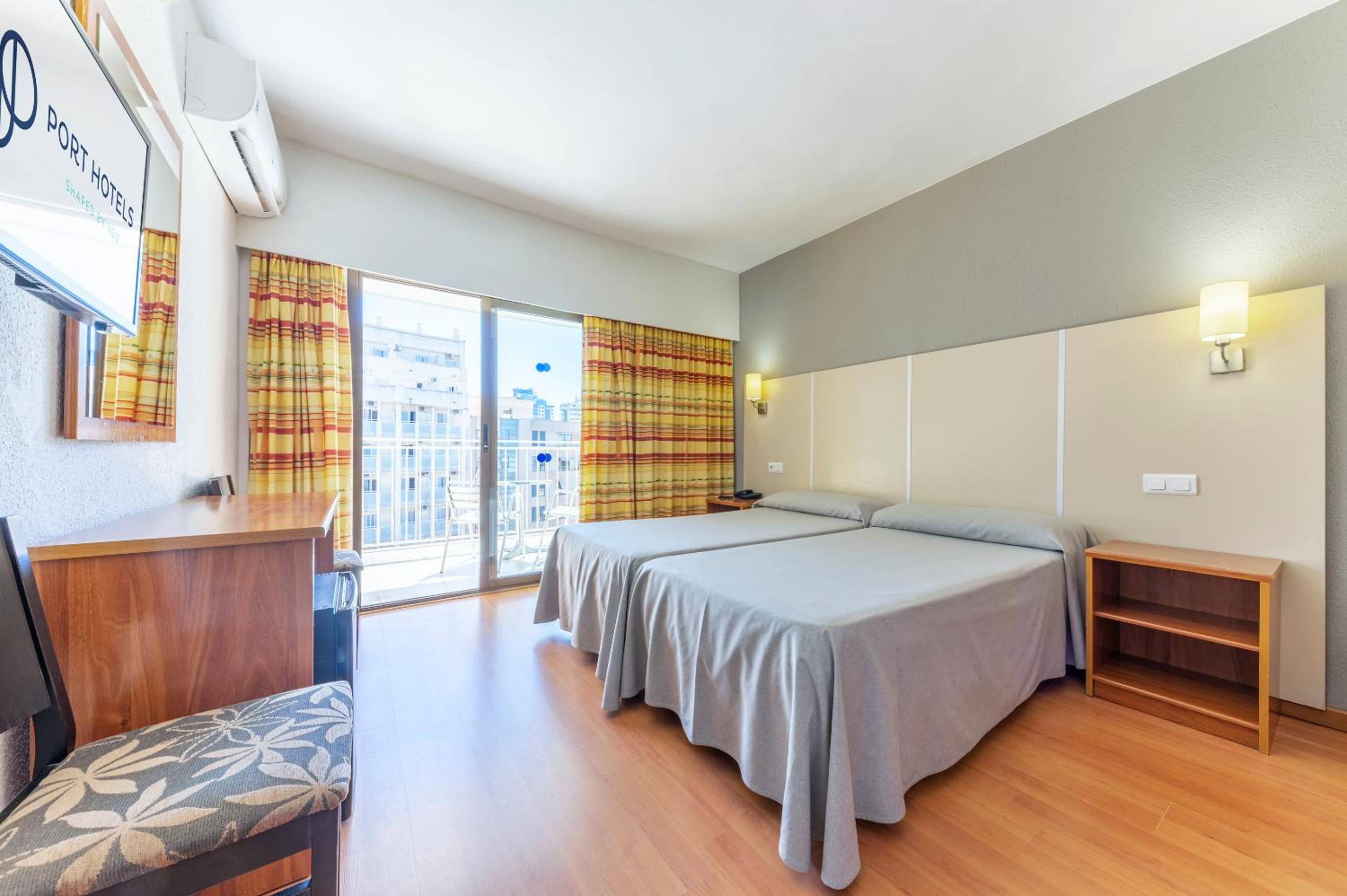 Habitación Doble con Vista a la Piscina (2 Adultos)