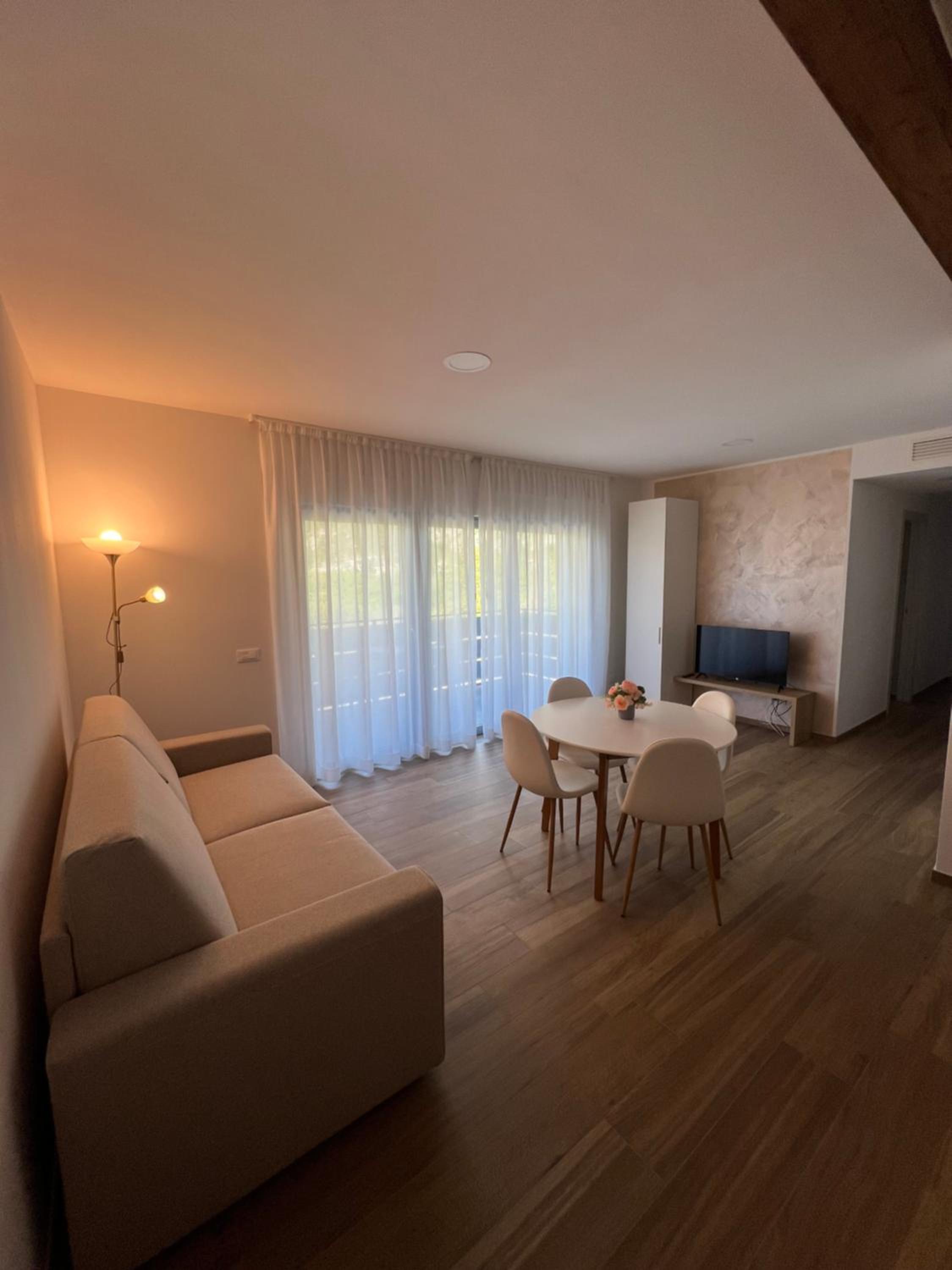 One-Bedroom Apartment with Balcony and Mountain View   photo 1