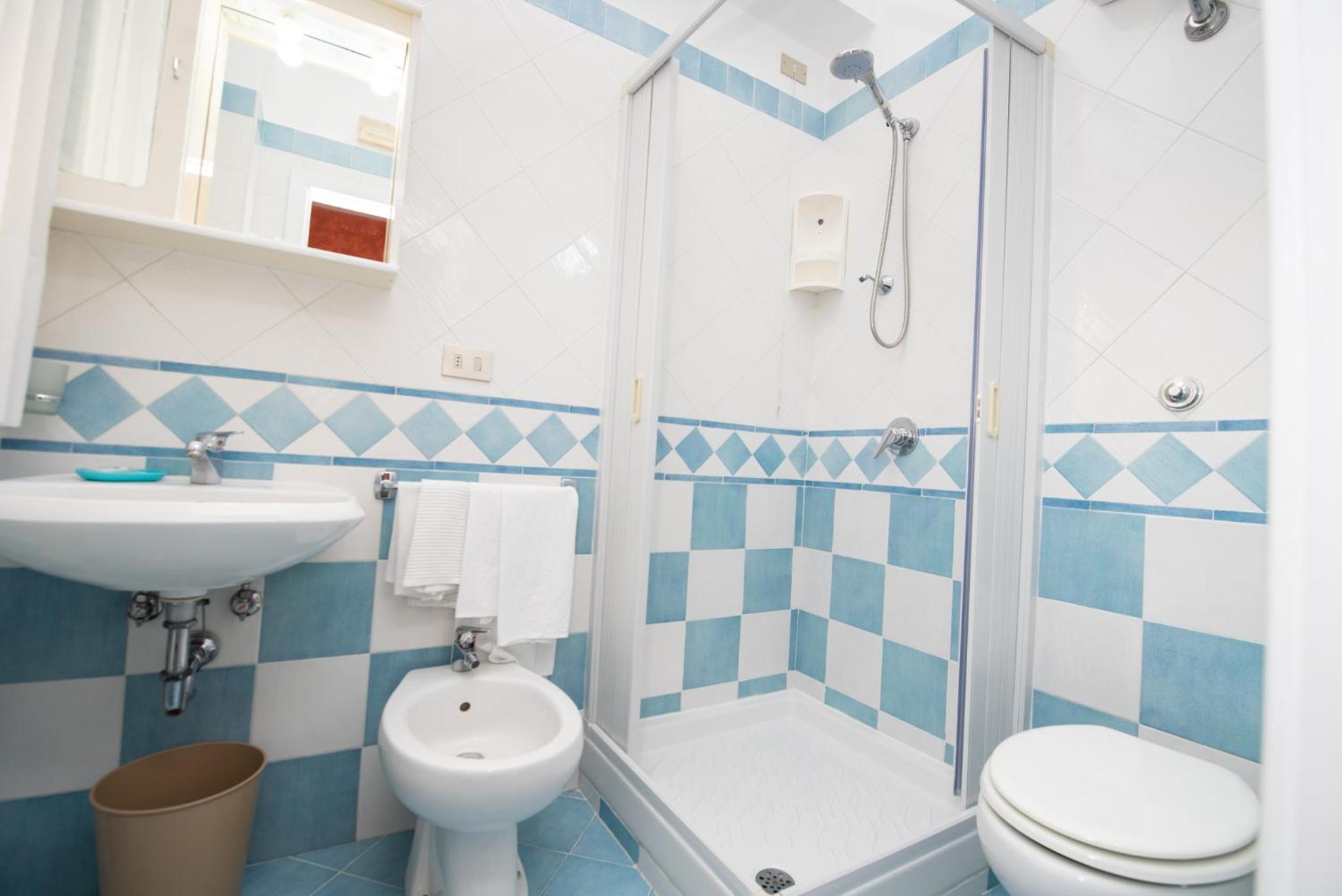Standard Double Room - Photo 8