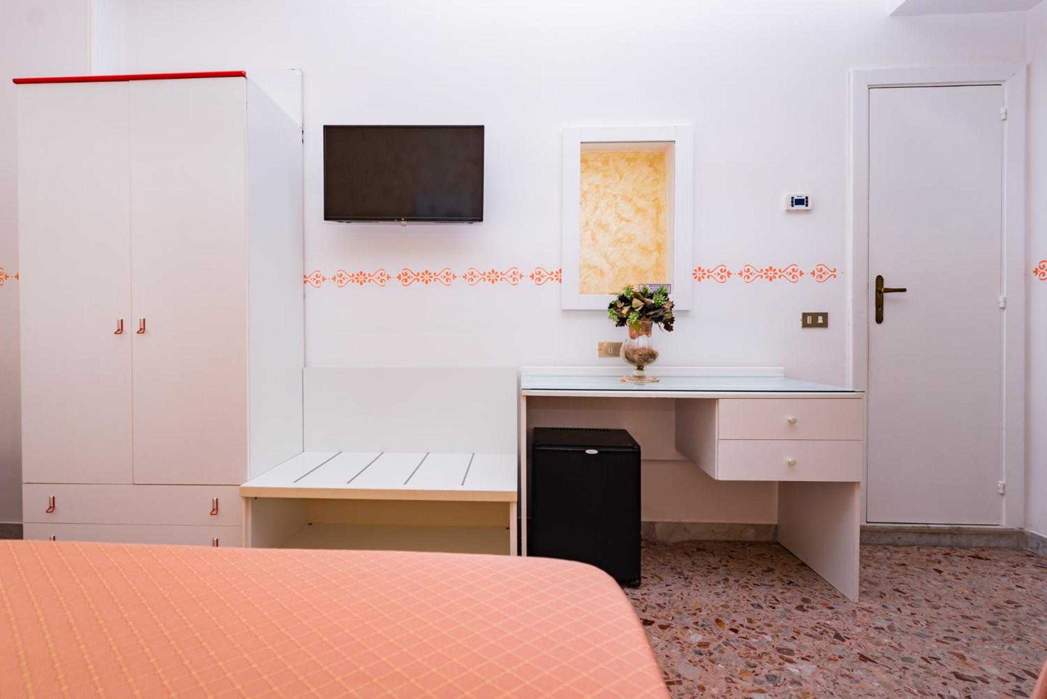 Standard Double Room - Photo 9
