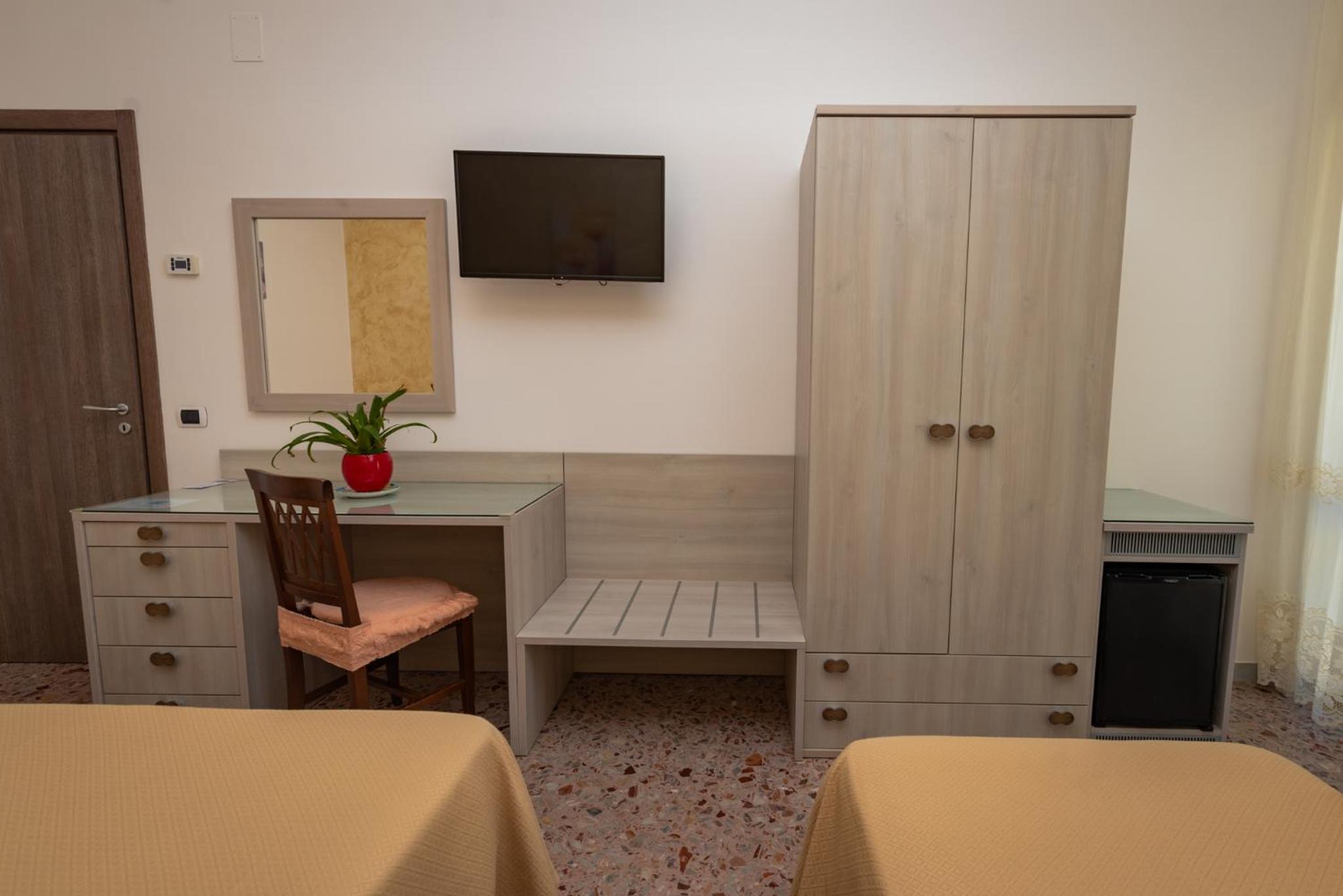 Standard Double Room - Photo 7