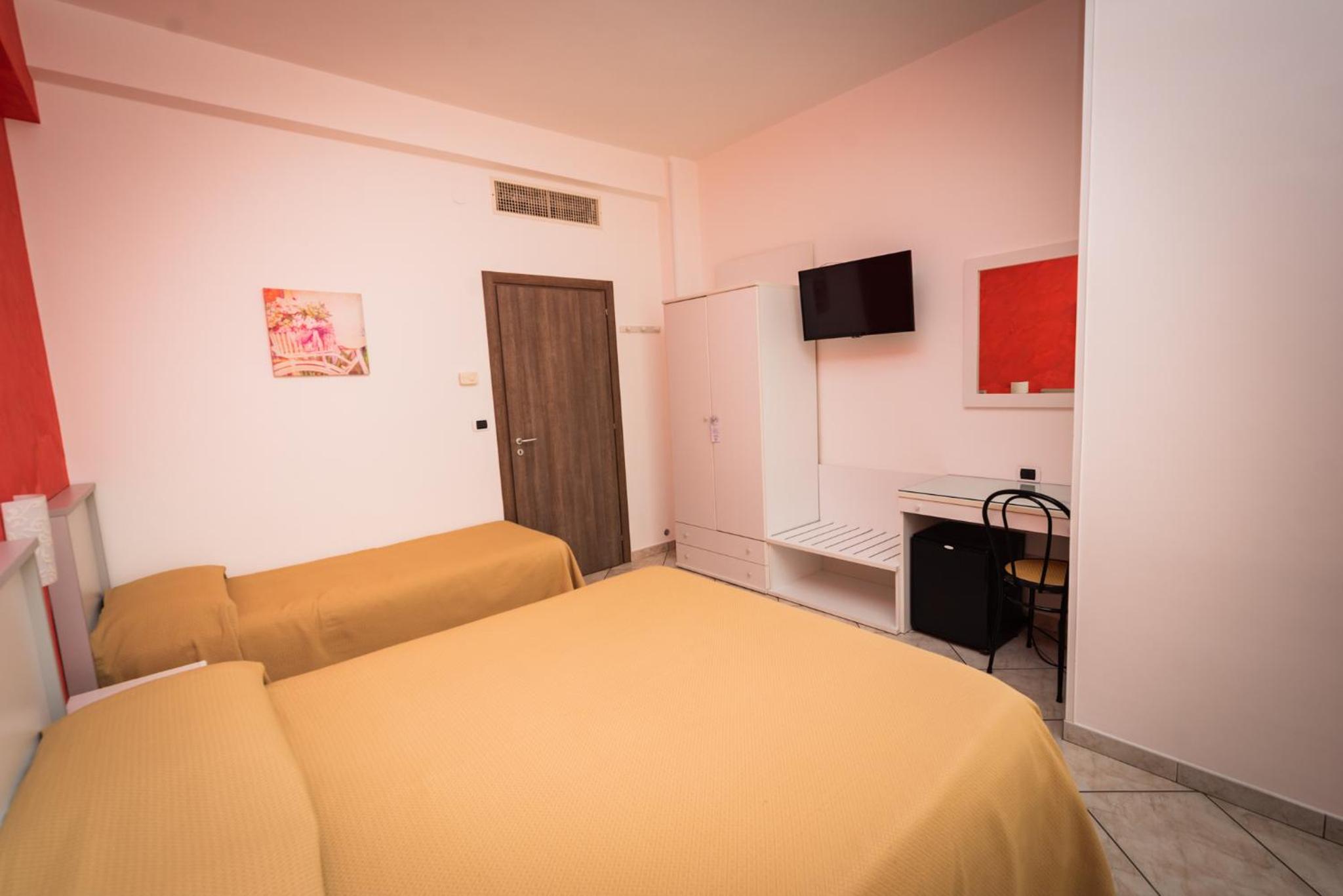 Standard Double Room - Photo 11