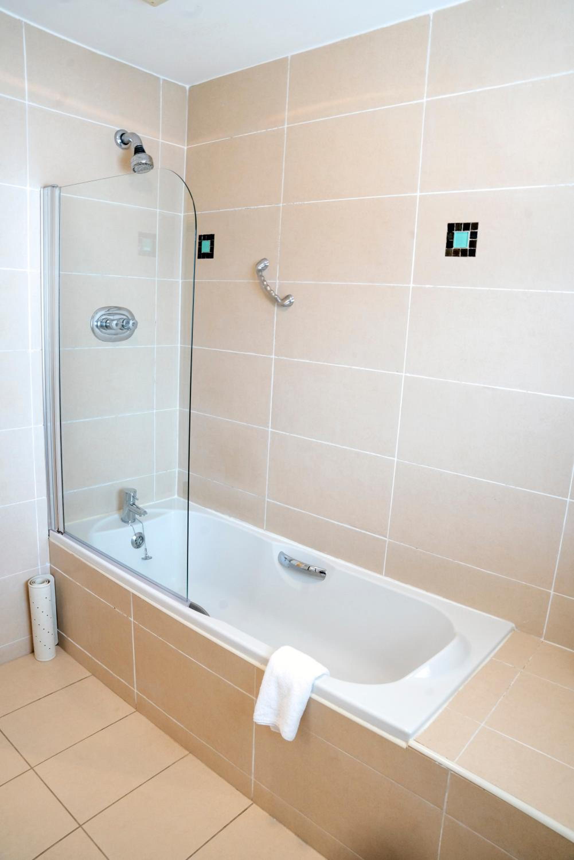 Apartment with Balcony - Photo 4