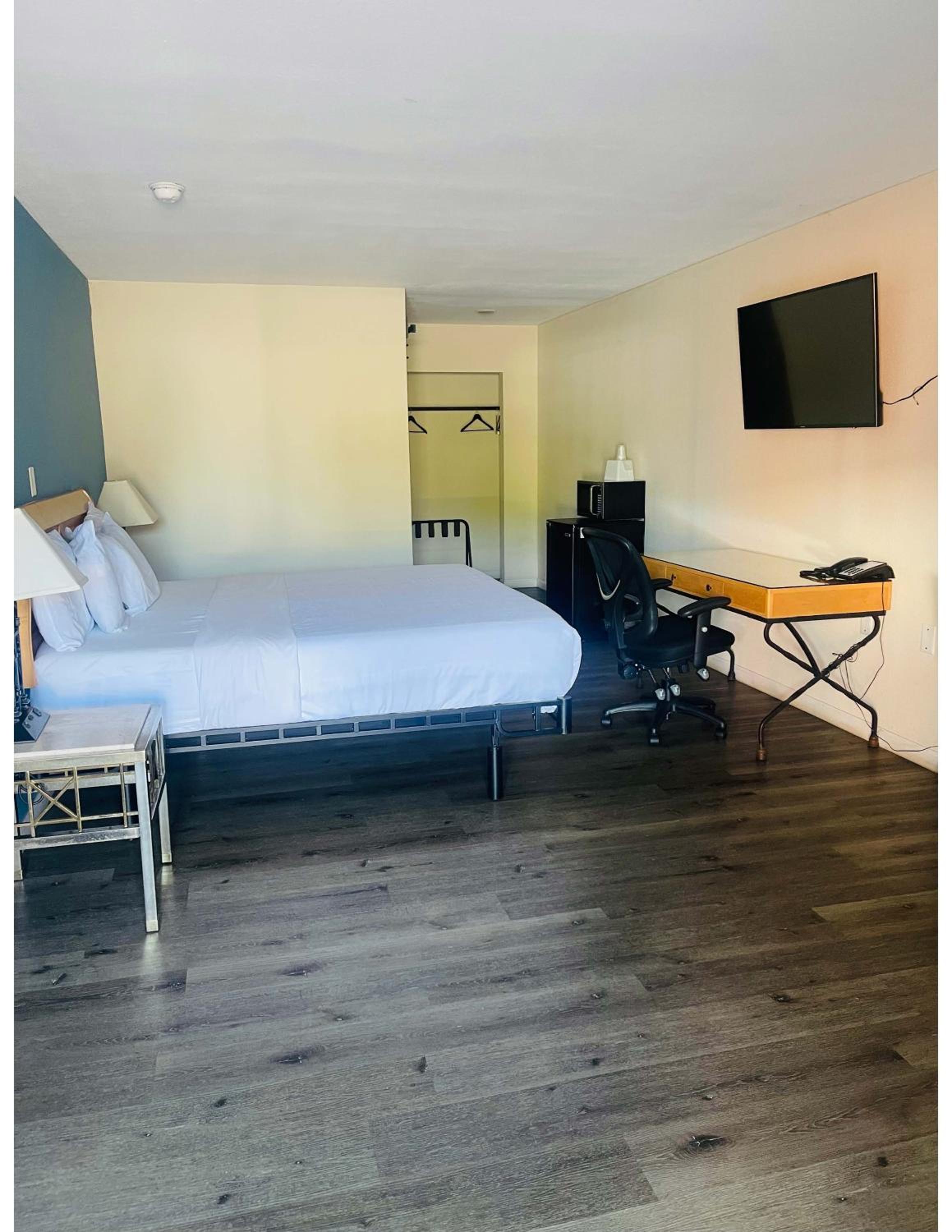 King Room - Non-Smoking photo 1