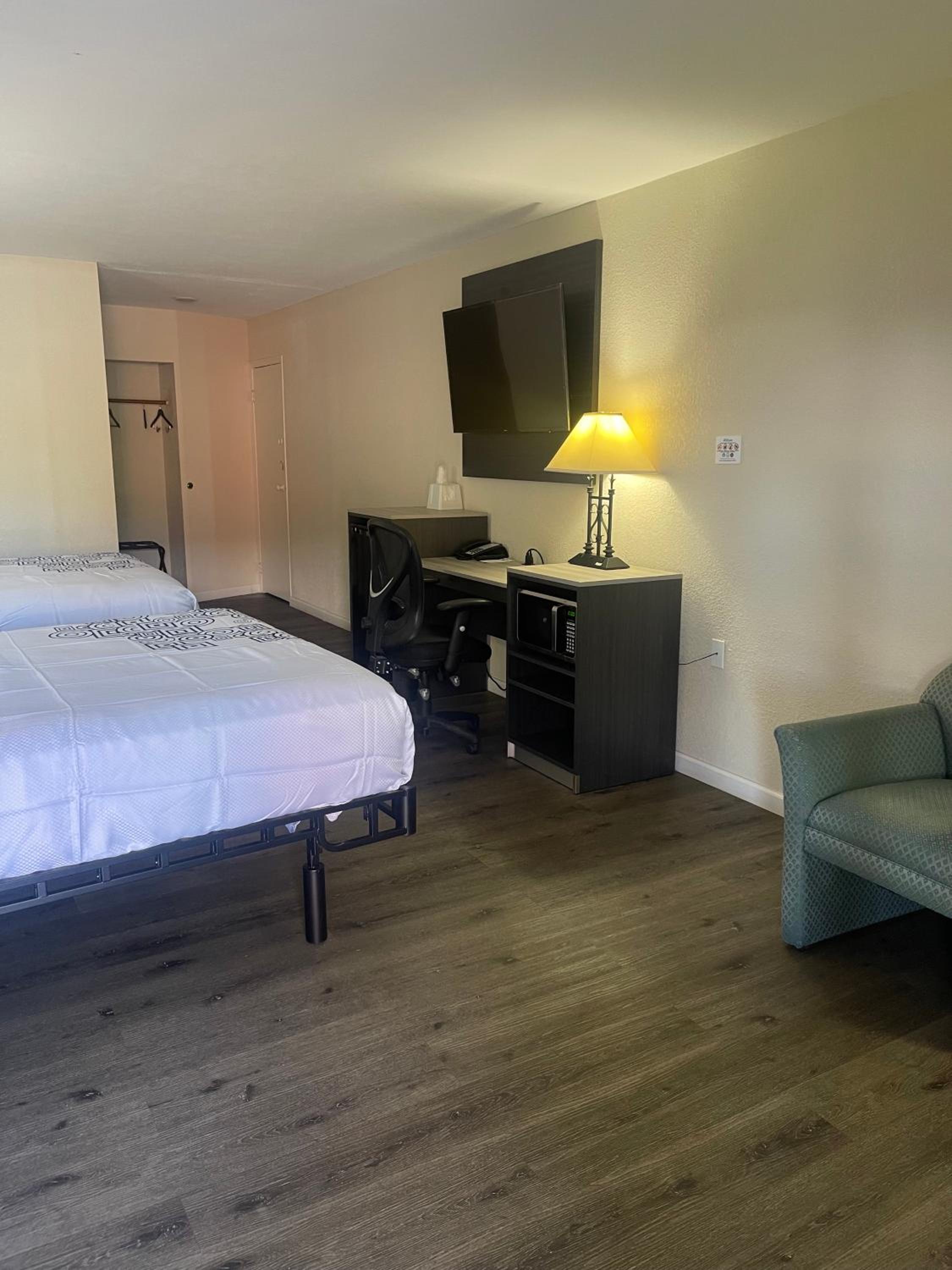 Queen Room with Two Queen Beds - Non-Smoking photo 1