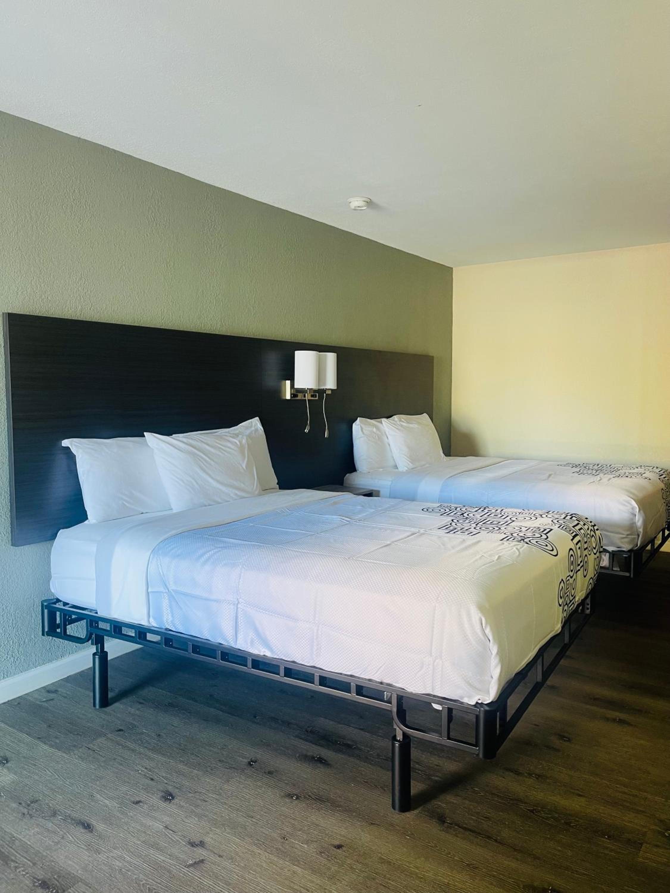 Queen Room with Two Queen Beds - Non-Smoking photo 2