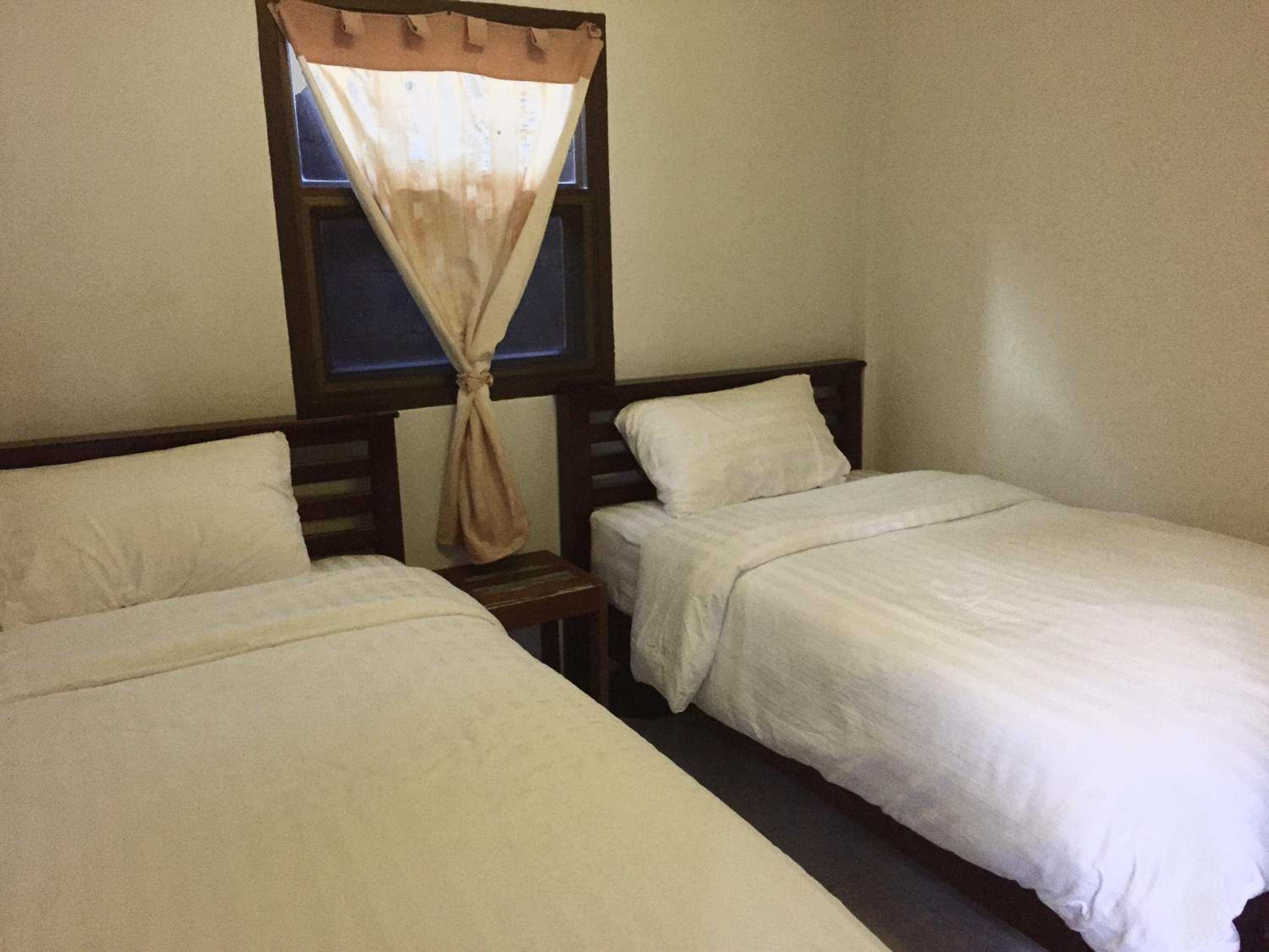 Budget Twin Room with bathroom outside bedding unit photo 1