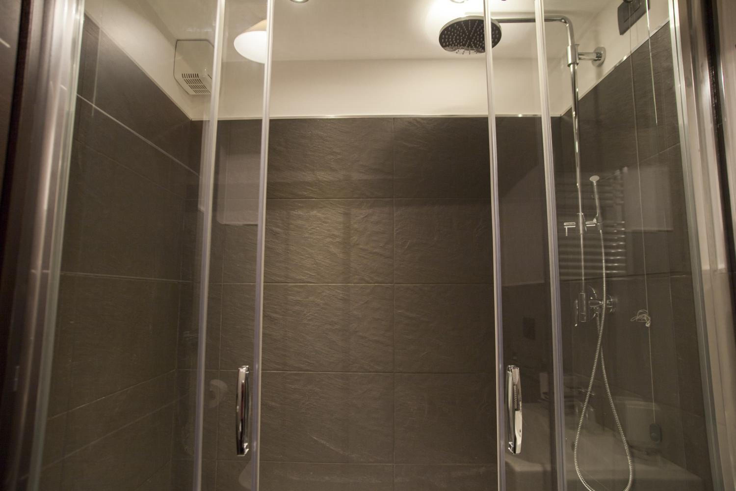 Twin Room with Private Bathroom photo 2