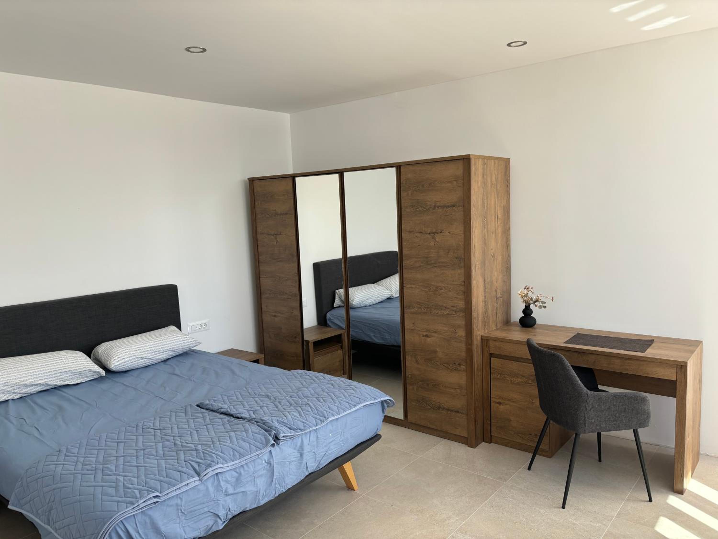 One-Bedroom Apartment photo 1