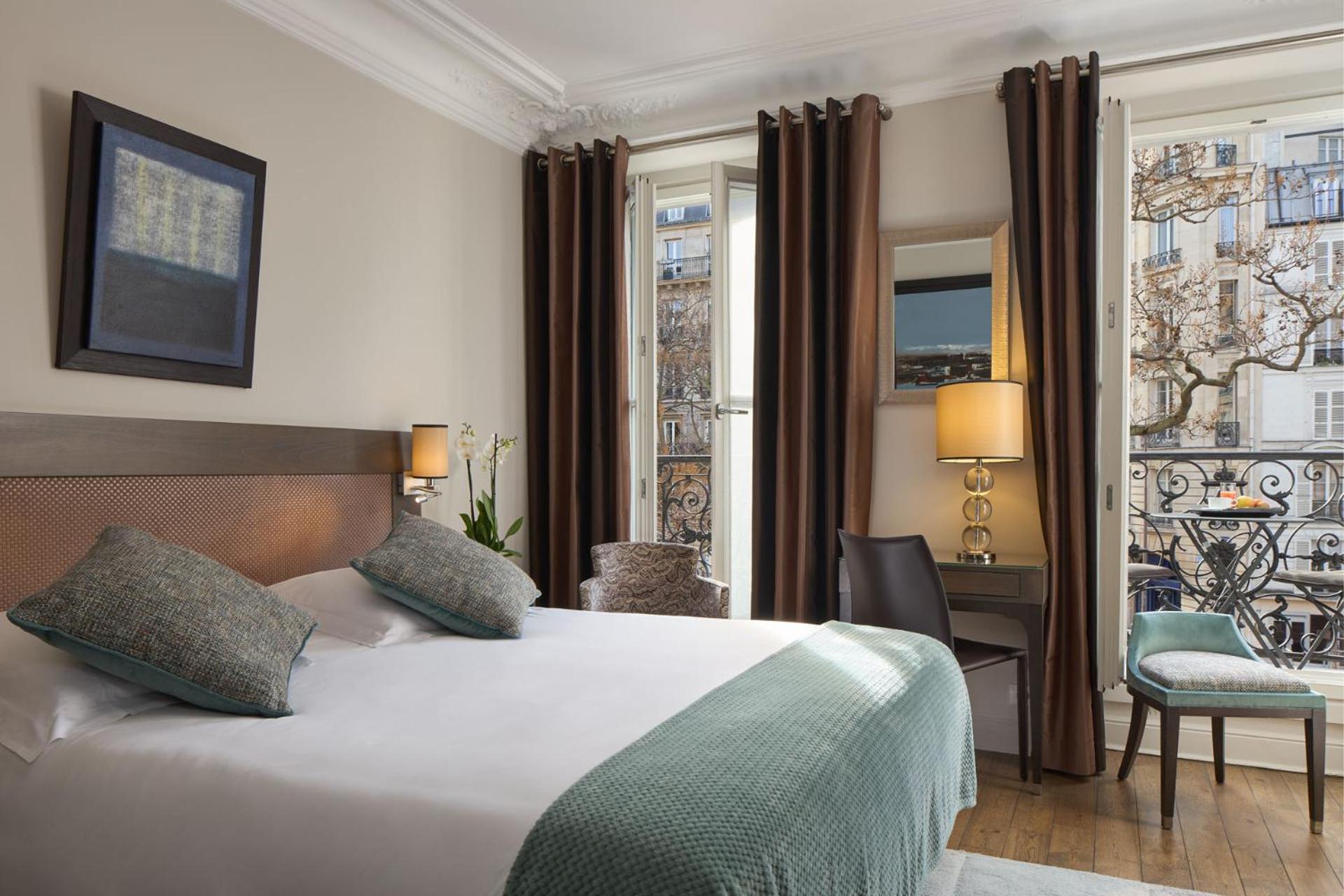 Deluxe Double Room Arc de Triomphe view with Balcony thumbnail 5