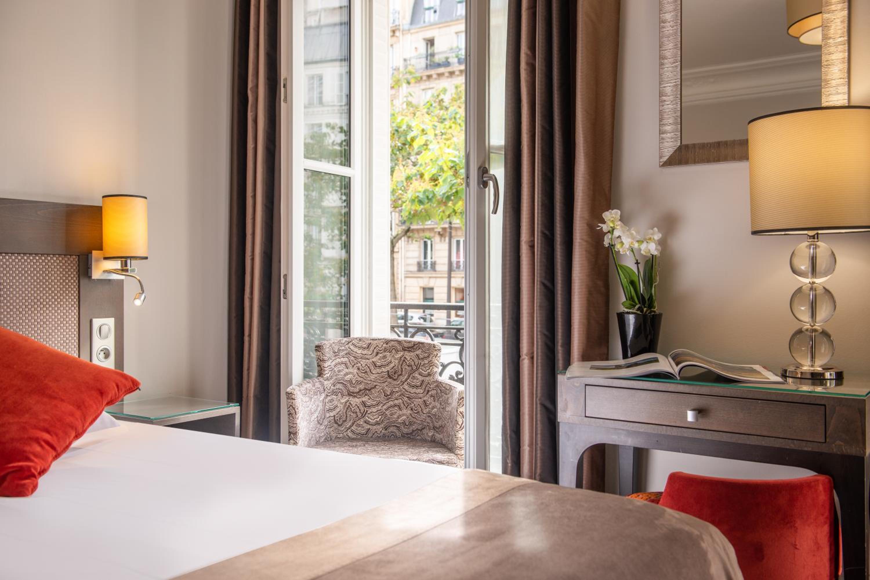 Deluxe Double Room Arc de Triomphe view with Balcony thumbnail 6