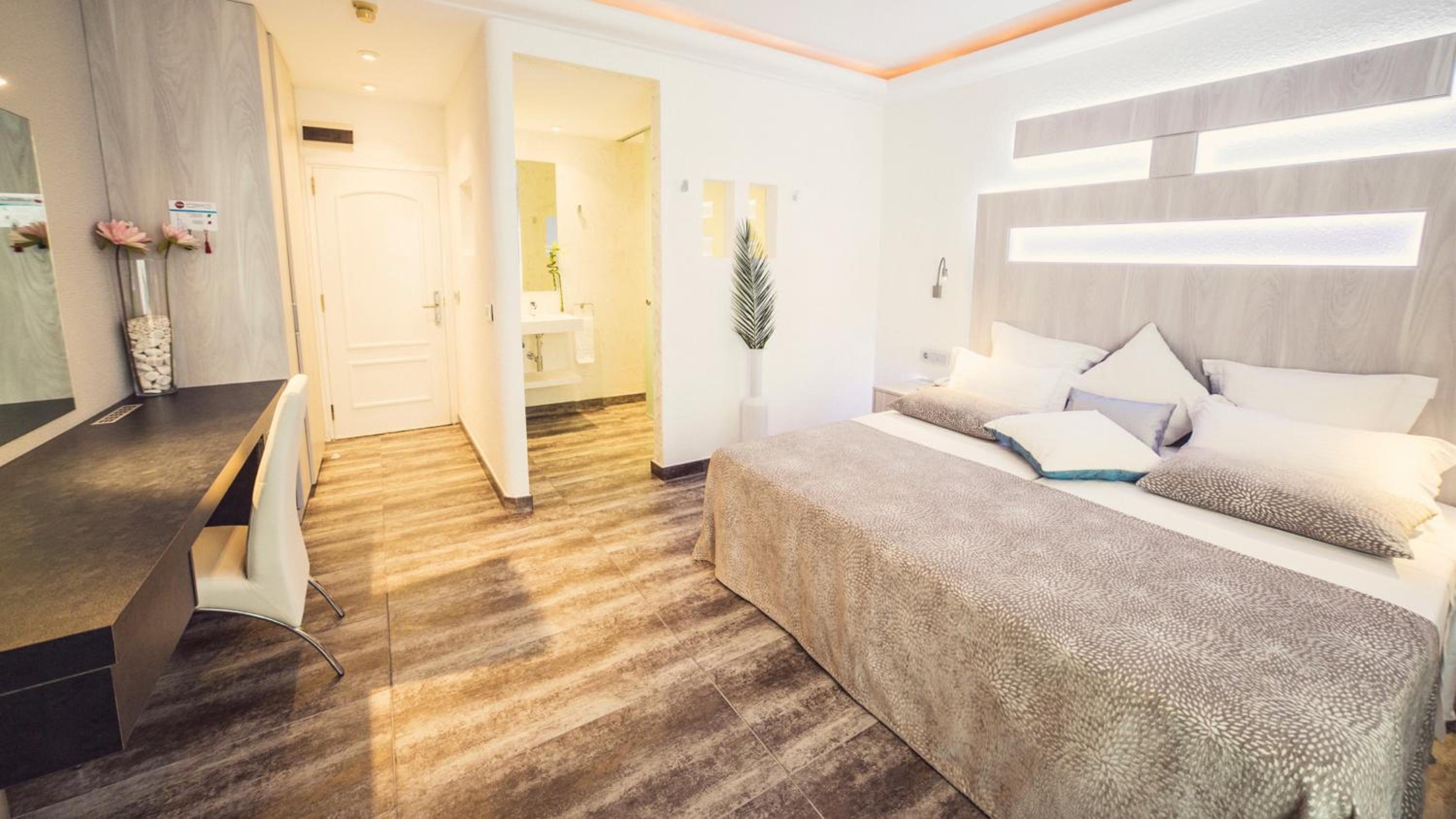 Double or Twin Room Without View photo 3